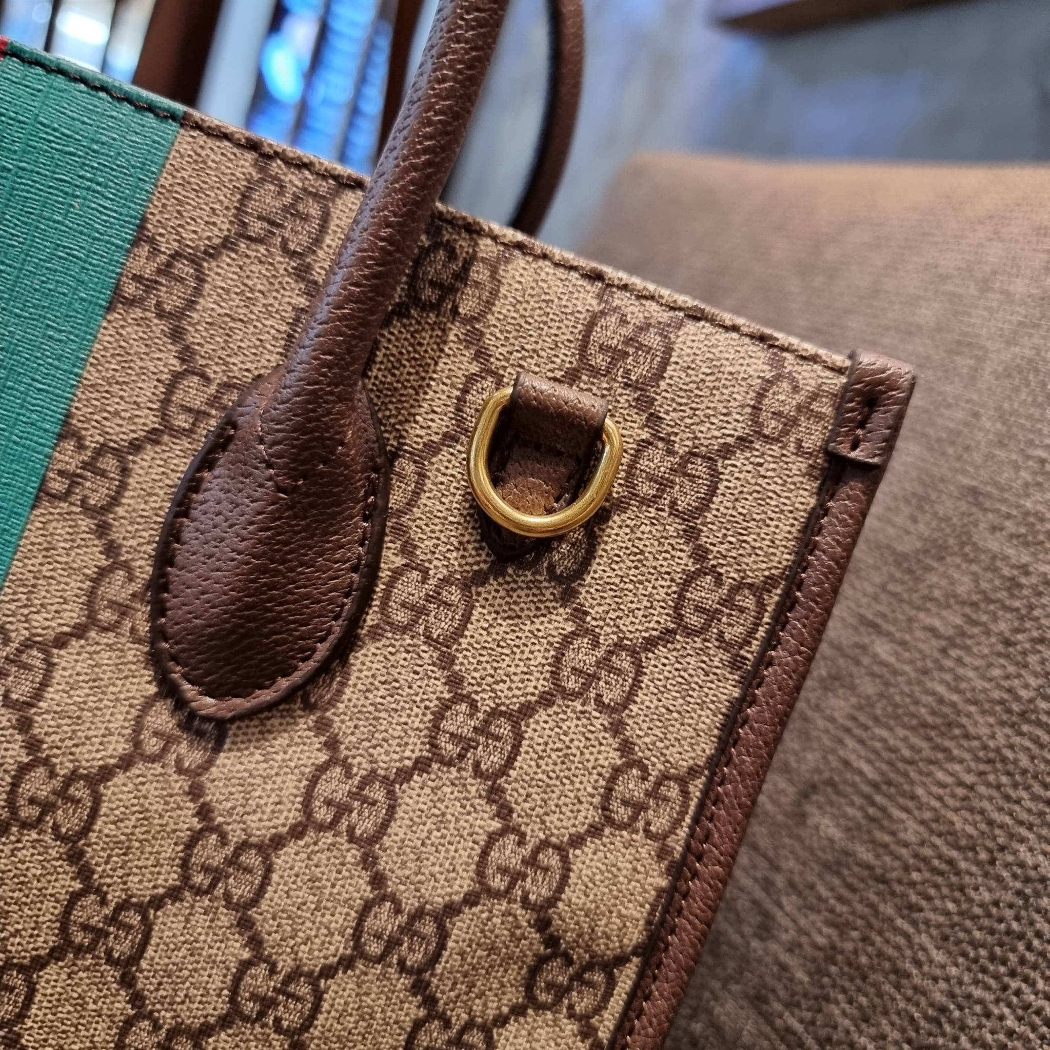 GUCCI Tiger GG small tote ใบใหญ่ ร้อนแรงไฟลุก!! ต้อนรับปีเสืออย่างเป็นทางการ จัดให้แบบเลิศๆ กับกระเป๋าทรงโท้ท วีไอพีพรีเมี่ยมกิ๊ฟ ไซส์ใหญ่ โดดเด่นด้วยจัมโบ้ฟอนท์ สวยเอกลักษณ์ วัสดุหนังแคนวาส ภายในโล่งกว้างมาก ใส่ของแบบแน่นๆ จุๆไปได้เลย หมดห่วง!! และยังมีส