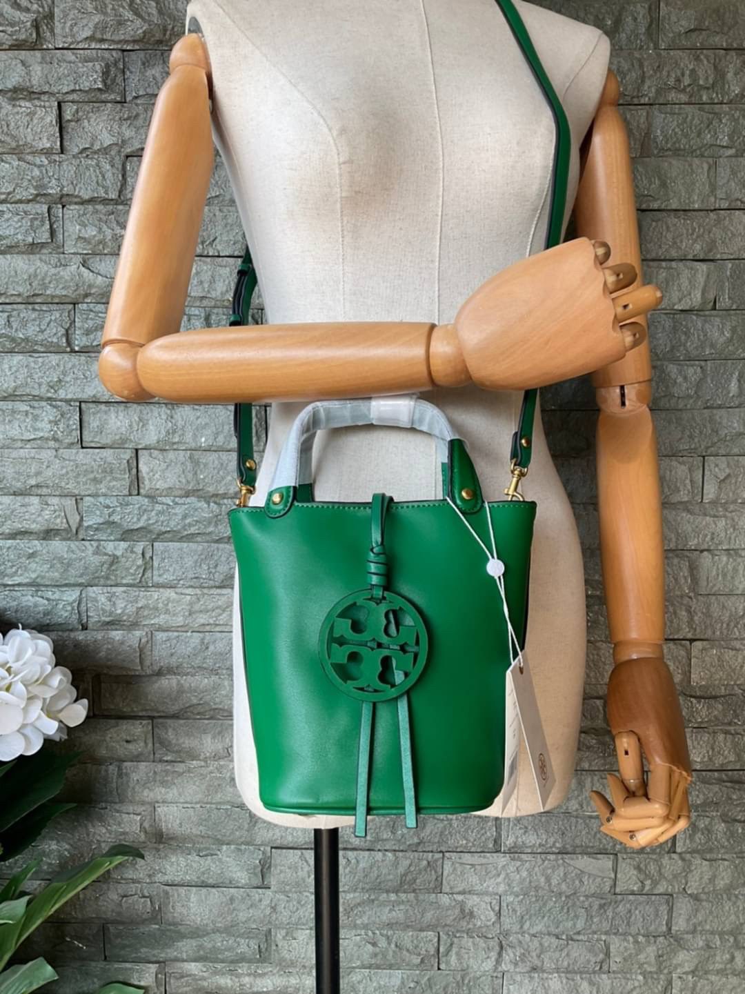 TORY BURCH LEATHER BUCKET BAG MILLER MINI BAG รุ่น 55222 กระเป๋าสะพาย Crossbody ทรงถังสวยสุดฮิต เป็นรูปทรงใหม่
