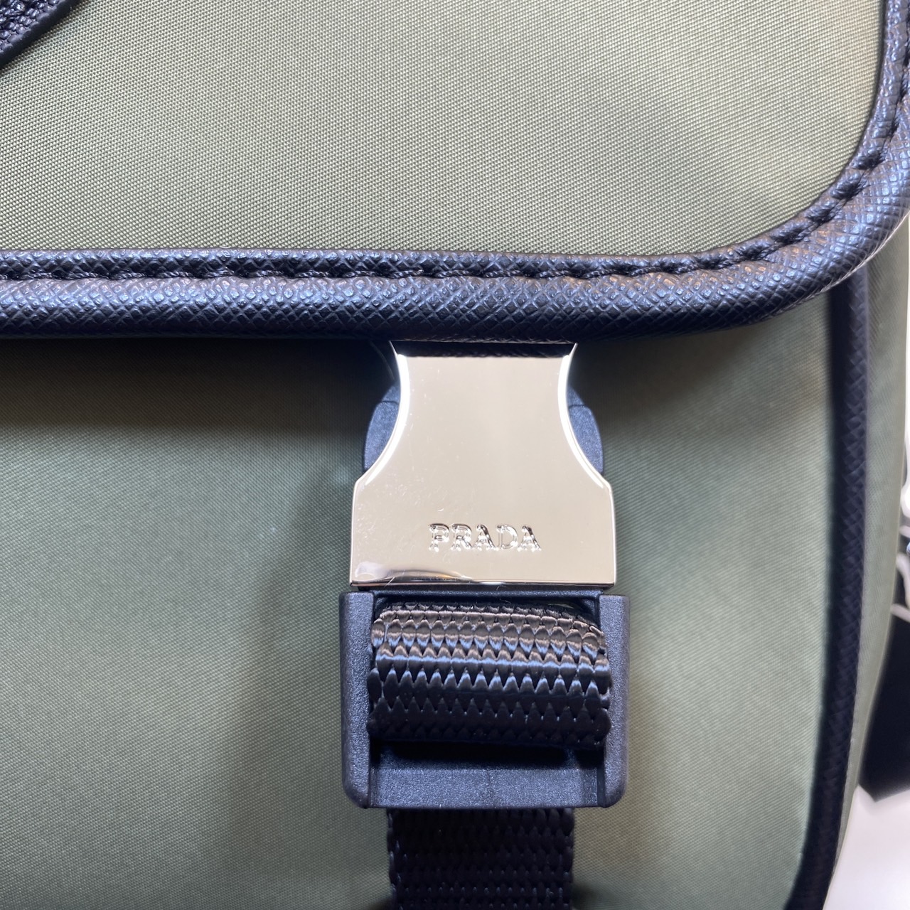 PRADA Re-Nylon and Saffiano leather shoulder bag / PRADA Messenger Bag กระเป๋าสะพายทรงเหลี่ยม คอมพลีทครีเอทลุคหล่อเท่ เกรดออริ 1:1 ใช้งานต่างประเทศได้