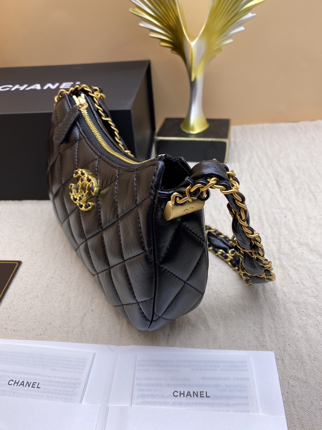 CHANEL 23K HOBO small 21cm ออริสลับแท้ ใช้งานต่างประเทศได้ งานเกรดหนังสวย อะไหล่ทองสวยหรู กระเป๋าสะพายทรงโฮโบ มี 2 ขนาดกำลังสวย ดีไซน์ใหม่ 2023