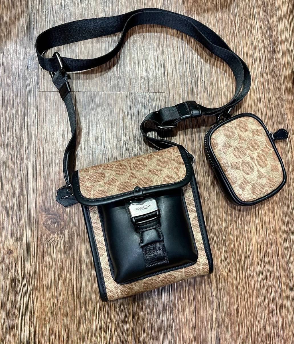 Coach C2600 Classic Logo Canvas Charter / COACH CHARTER NORTH/SOUTH CROSSBODY WITH HYBRID POUCH IN SIGNATURE CANVAS กลับมาเอาใจหนุ่มๆกันอีกครั้ง!! หล่อได้ไม่ซ้ำใคร กับไอเท็มสุดหรู กระเป๋าสะพายข้างรุ่นนี้ ดีไซน์ทรงกล่อง เรียบหรู วัสดุหนังแคนวาสสลับหนังแท้ 