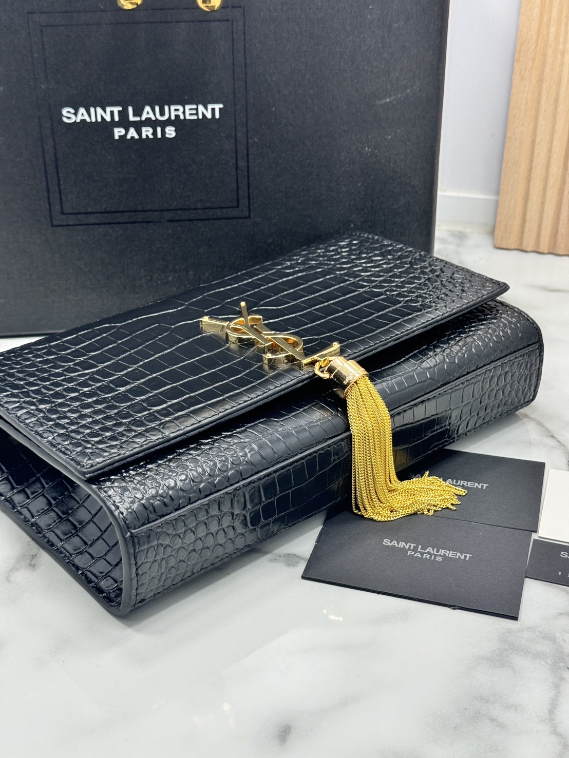ORI หนังแท้ | 24cm Ysl Kate Croc Tassel Bag / YSL Woc Bag กระเป๋าสะพายทรง woc เรียบหรูดูแพงที่แท้จริง งานหนังลายจรเข้เต็มใบโดดเด่นด้วยโลโก้แบรนด์สุดหรู พร้อมพู่ห้อย รุ่นฮิตลอดกาลดูดีมีระดับ