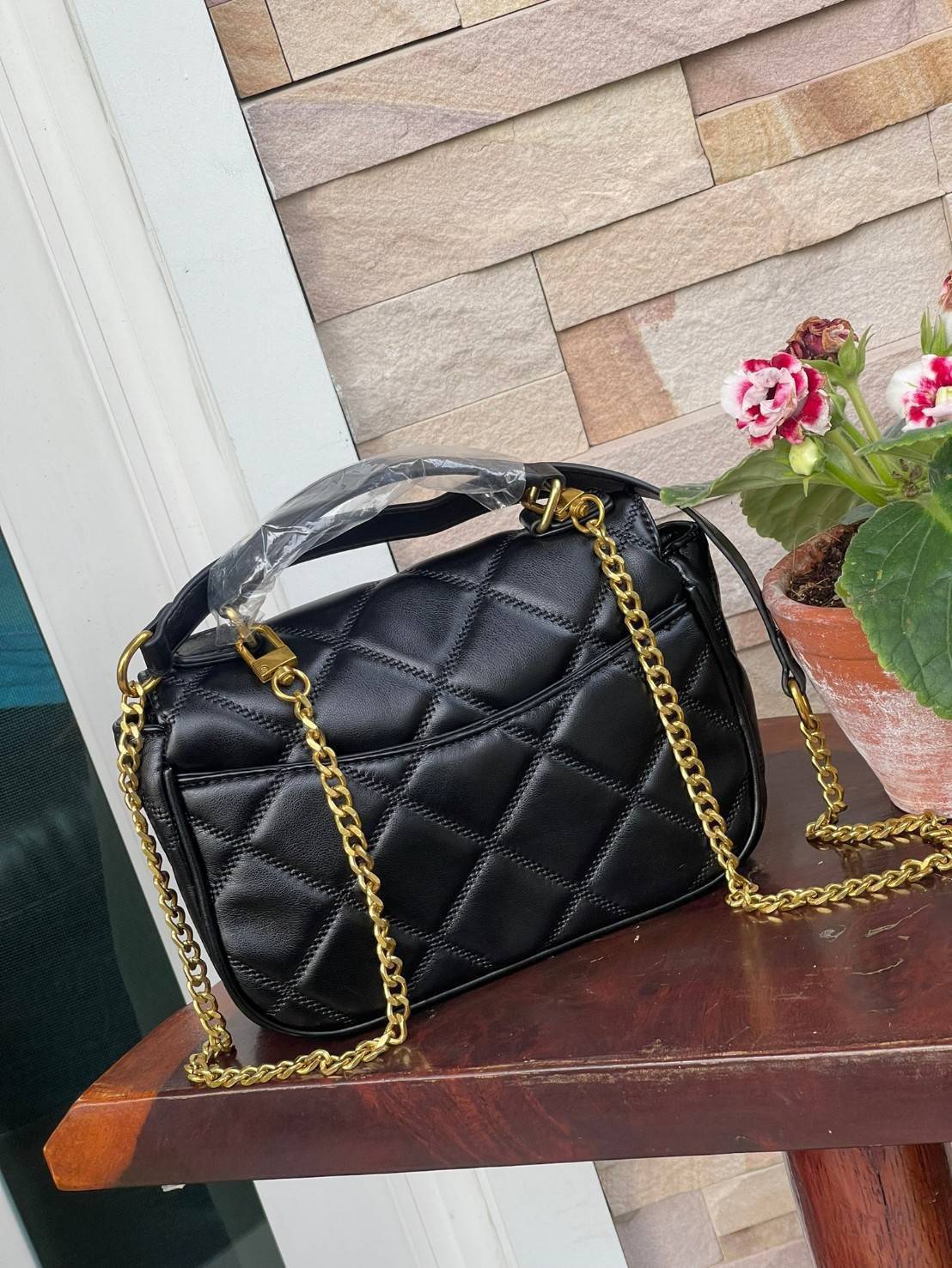 Tory burch crossbody and mini top handle Bag กระเป๋าถือที่มีดีไซน์แสนจะธรรมดาแต่ให้ลุดสุดชิด โดยลวดลายการเดินด้ายกระเป๋าที่มีรสนิยมดูแล้วคลาสสิค ตัวกระดุมของกระเป๋าเปิด-ปิดได้ง่าย หนังมีความนิ่ม จะถือก็ให้ความเก๋ได้อีกแบบ เหมาะกับการไปเที่ยวทั้งในวันสบาย