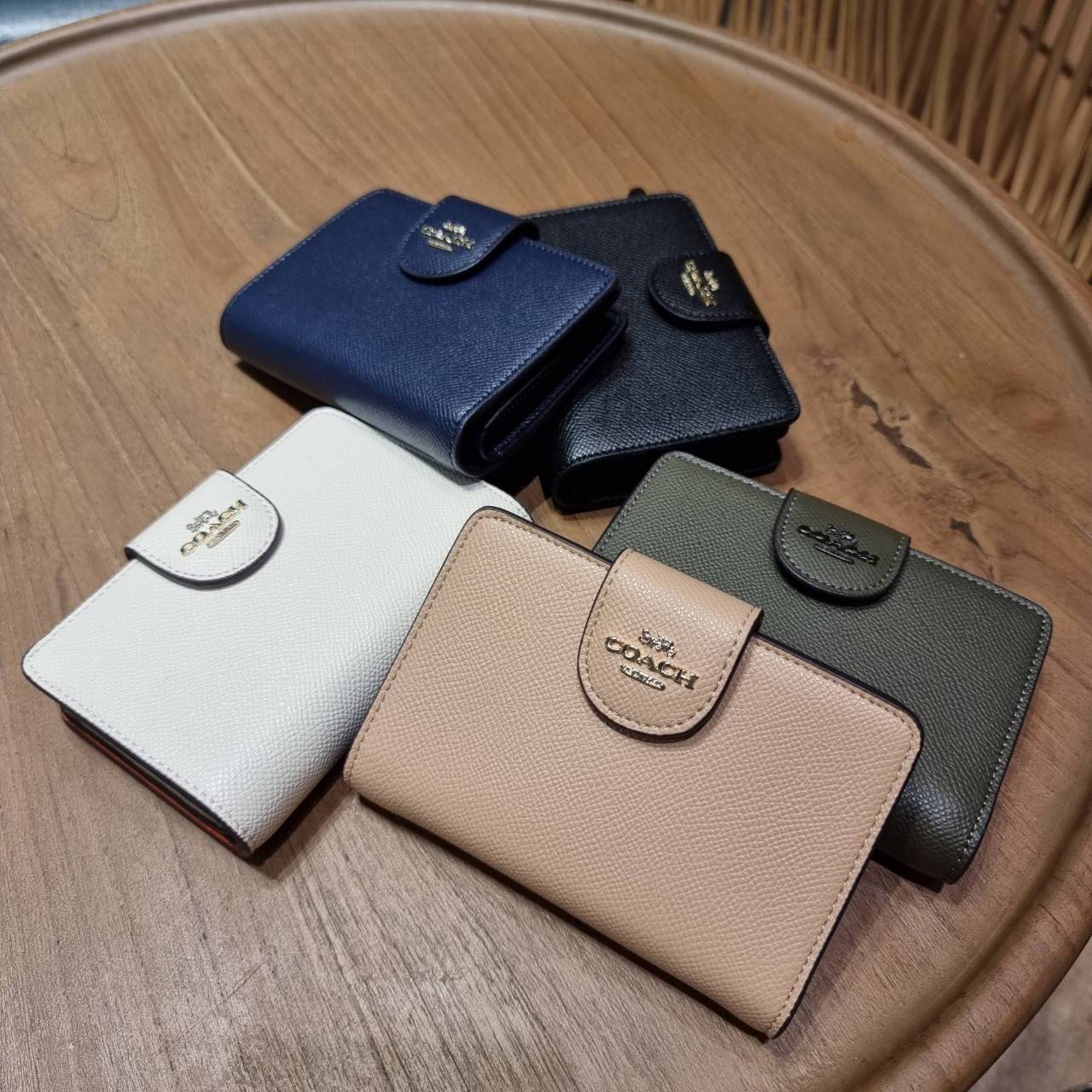 COACH 6390 MEDIUM CORNER ZIP WALLET เดอะเบสท์รุ่นที่สาวๆตามหา!! ดีไซน์ใหม่ สวยสะกด!! กระเป๋าสตางค์ใบกลาง สีคลาสสิค เรียบแต่แฝงความหรู บอกเลยว่ามันละมุนมาก!! ด้วยวัสดุหนัง crossgrain ที่ดูแลรักษาง่าย และยังดูผู้ดี ถือใช้แล้วขับผิวทุกสี ภายในมีช่องใส่บัตรแล