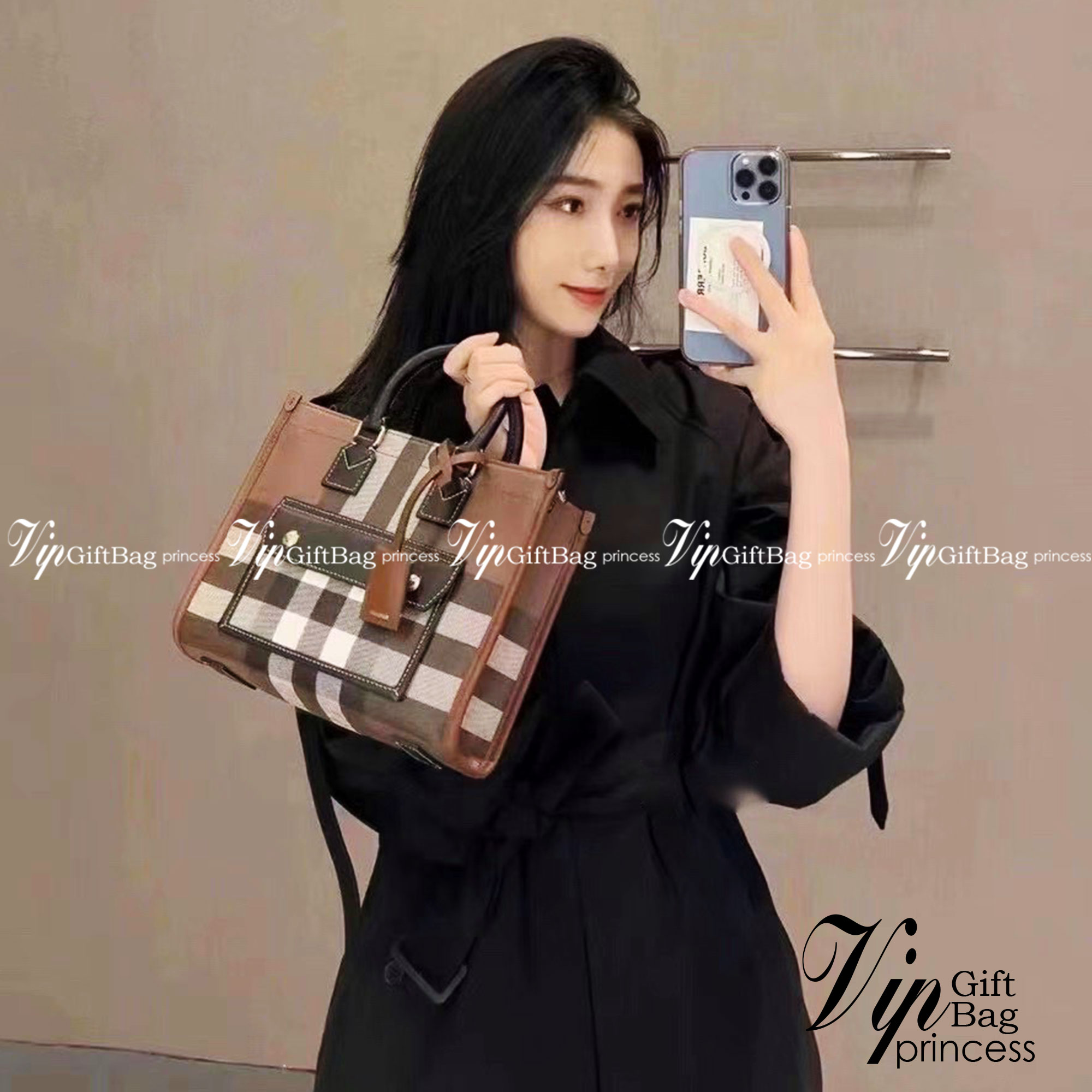 Burberry Check and Leather Mini Freya Tote / BURBERRY Mini Freya tote กระเป๋าสะพายทรงโท้ท โทนสีน้ำตาลดำวินเทจ รุ่นใหม่ล่าสุด ขนาดกำลังดีใช้งานง่าย มาพร้อมสายยาวใช้เป็น everyday look ได้เลยค่ะ