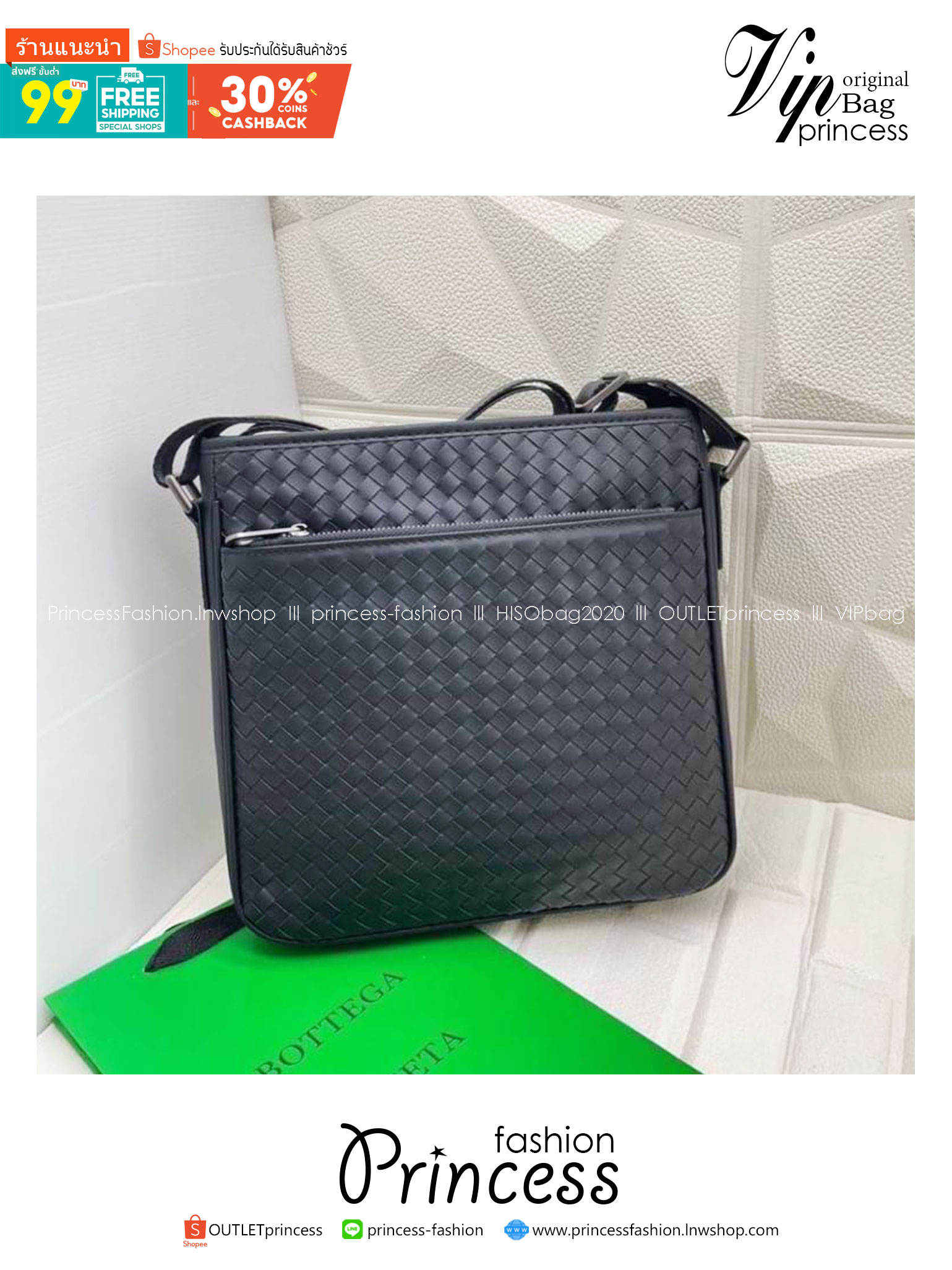 BOTTEGA VENETA Messenger Bag กระเป๋าสะพายทรงแมสเซนเจอร์ ดีไซส์สานเป็นเอกลักษณ์ของแบรนด์ รุ่นตามหาที่หนุ่มๆ ควรมี ดีไซส์เรียบหรู คลาสสิก ใช้งานง่าย everyday look จะซื้อใช้เองหรือเป็นของฝากก็เหมาะมากๆ ค่ะ