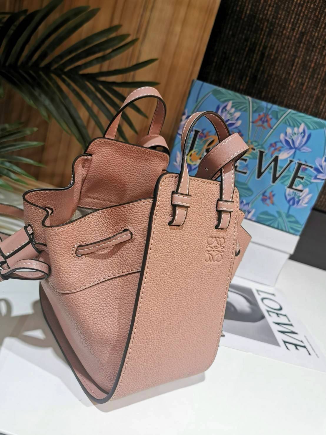 VIP 】เอาใจสายหวานกับสีพาสเทล!✴️ NEWIN! LOEWE HANDLE & SHOULDER BAG GIFT WITH PURCHASE (GWP) กระเป๋าถือหรือสะพายหนังแท้พรีเมี่ยมกิ๊ฟ Limited จาก LOEWE PERFUME DUTYFREE รุ่น Rare items สุดๆวัสดุหนังแท้ Calfskin หนังสวยดีไซน์คงเอกลักษณ์แบรนด์ สามารถปร