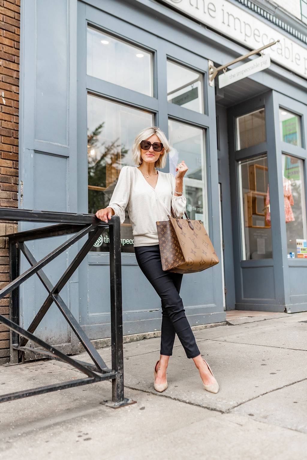 LV crossbody tote bag 10" 16" สเปเชี่ยล gift box set ในราคาที่แสนดี น่าคบหา!! สุดคุ้มและสวยที่สุดยันกล่อง!! ได้ไปยังไงต้องร้องว้าว!! กระเป๋าทรงโท้ทที่สาวๆตามหา ดีไซน์คลาสสิค ผู้ดี หรูหรา โทนสีใช้งานง่าย ได้ทุกลุค ทุกสไตล์ วัสดุหนังแคนวาสคุณภาพ ม