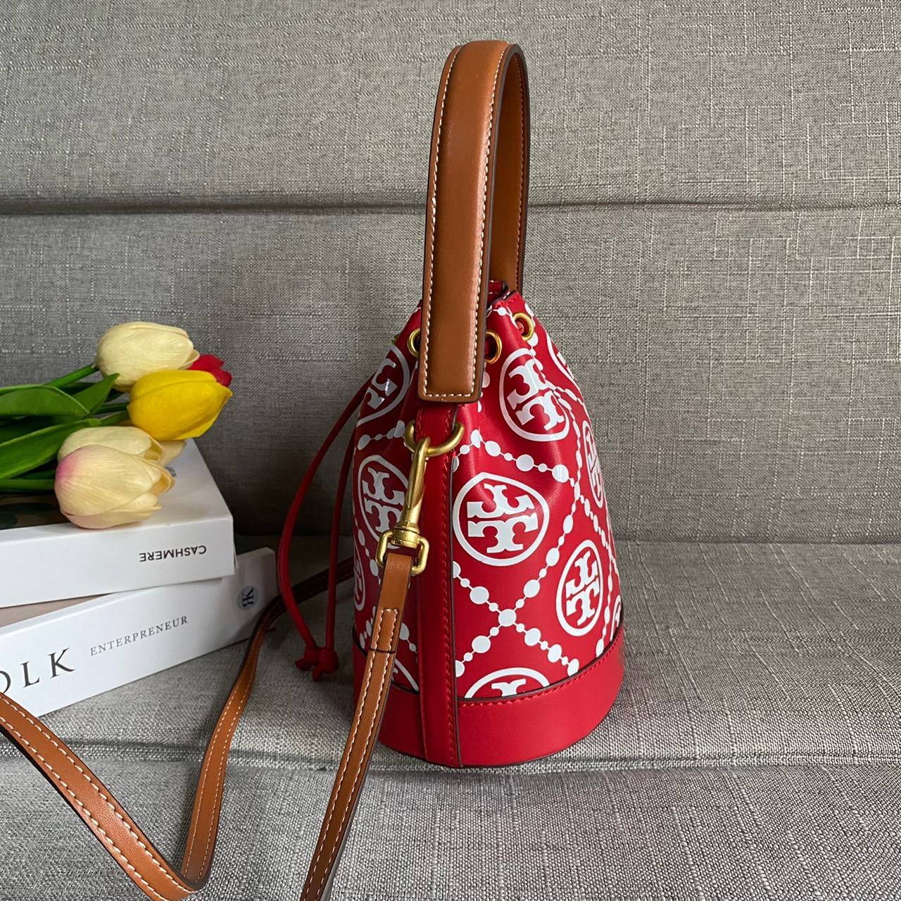 TORY BURCH T Monogram Embroidered Mini Bucket Bag ถูกหรือแพงต้องแดงไว้ก่อนเลยค่ะ ^^ กระเป๋าทรงบักเก็ตใบเล็กน่ารัก สุดหรูหรา ทรงสวย โด่ดเด่นลายพิมพ์ monogram วัสดุหนังอย่างดี เปิด-ปิดแบบหูรูด ล็อดด้วยปุ่ม อะไหล่ทองสวยงาม มาพร้อมสายยาว ปรับสายได้ ถอดสายได้ 