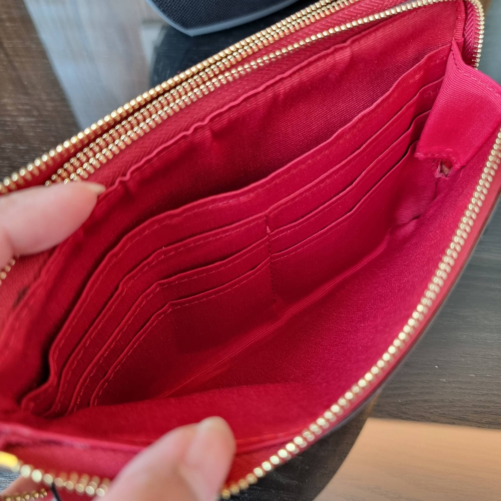 COACH F54057 DOUBLE ZIP WALLET IN SIGNATURE กระเป๋าคล้องมือ size L ใบนี้ใส่มือถือได้ทุกรุ่น ขนาดกำลังดี พกพาสะดวกมากๆ วัสดุหนังสังเคราะห์ ภายในเป็นผ้าสีสวยคม ใส่ธนบัตร ใส่บัตรได้เยอะ ใส่มือถือได้สบายๆทุกรุ่น ตอบโจทย์สาวๆที่ไม่ชอบพกเยอะวุ่นวายจ้า ใบนี้เอาอ