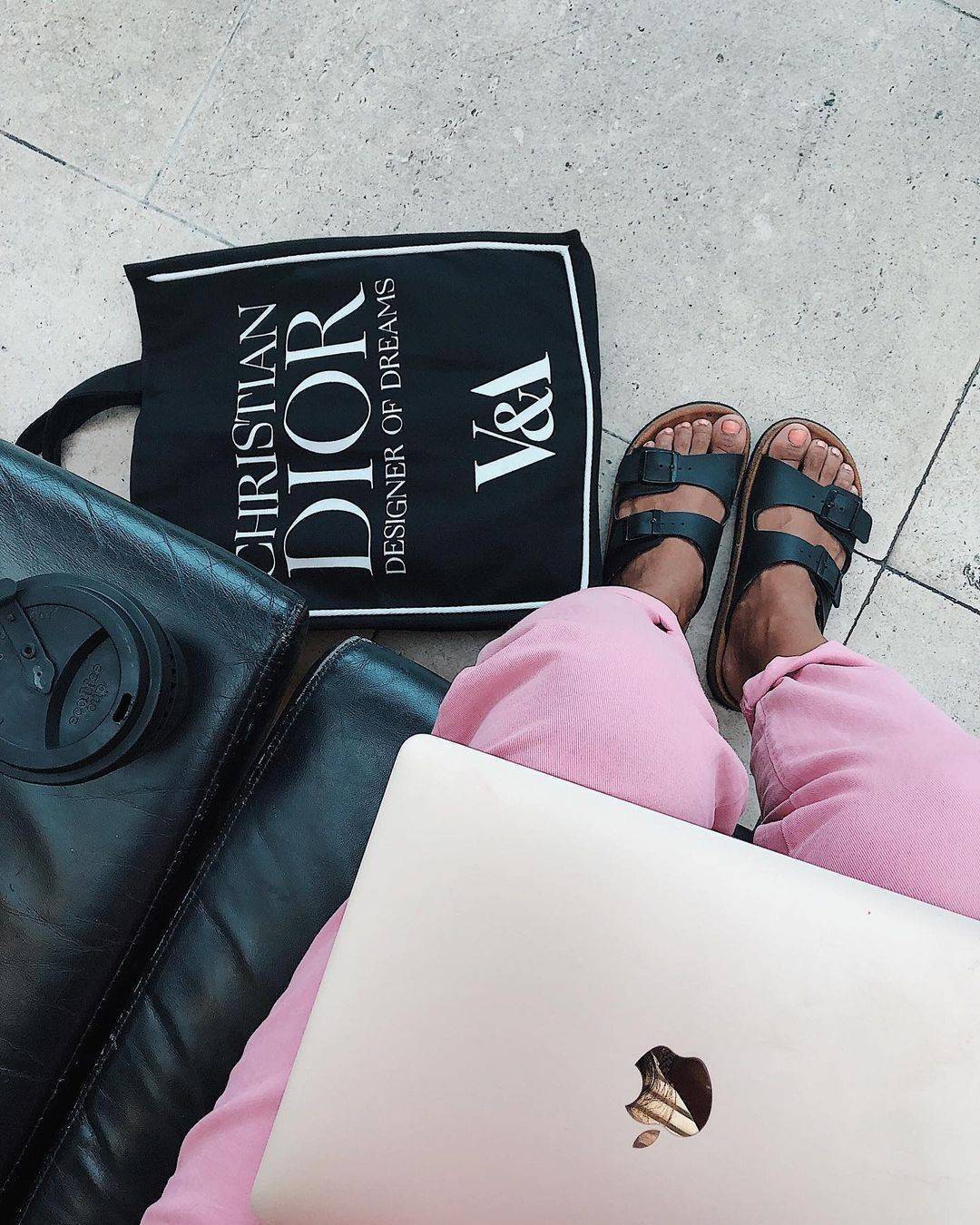 Christian Dior Quote Tote Bag x V&A Gift With Purchase (GWP Event Exhibition) กระเป๋าทรง Shopping Bag พรีเมี่ยมกิ๊ฟรุ่นยอดนิยม item สุด Hit สุด Hot ดารา Celeb ทั้งไทยและ Hollywood แนะนำสุดๆจาก Christian Dior รุ่นนี้ Limited Edition จาก Designer of Dreams 