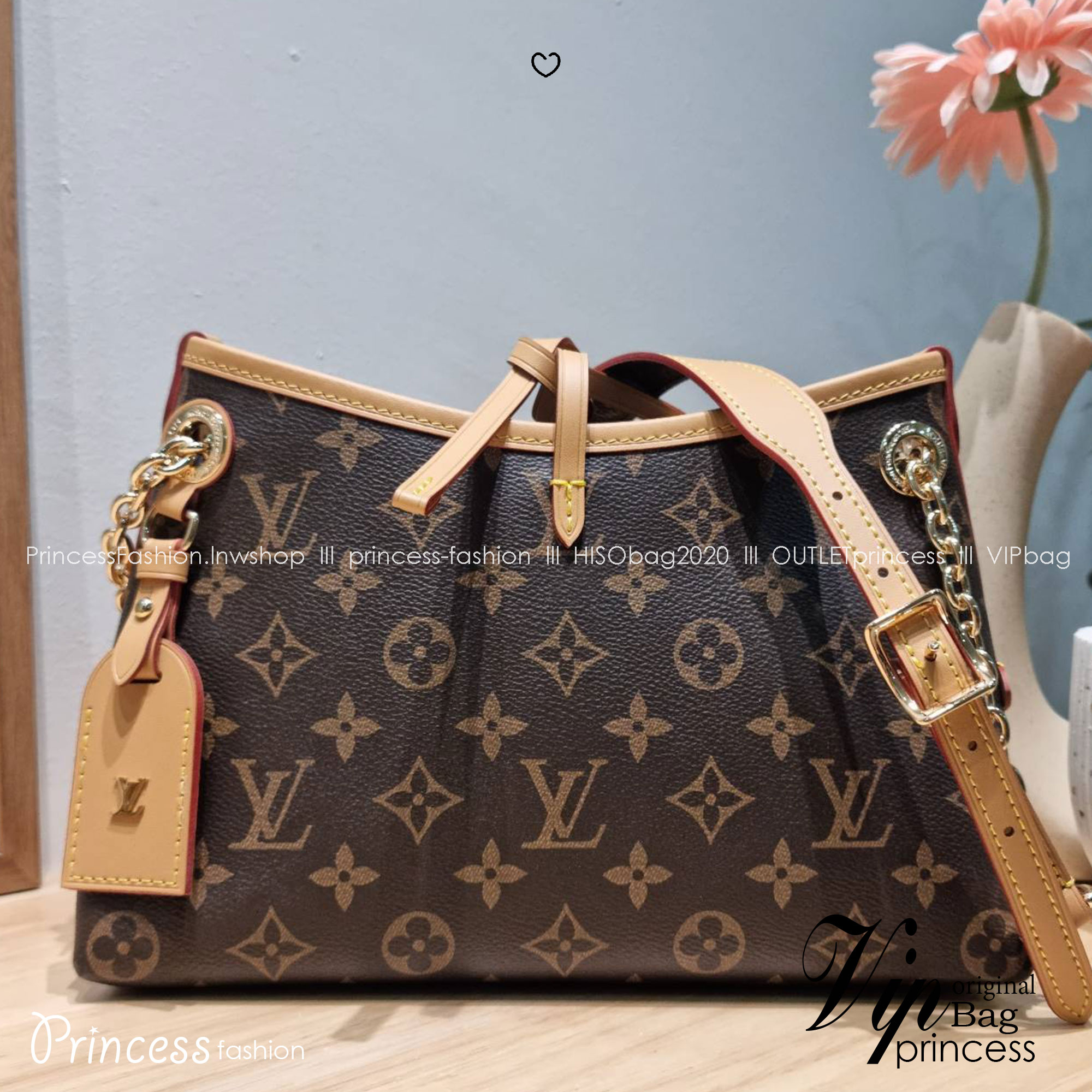 LV CARRYALL BB ใหม่ล่าสุด รุ่นลิมิเต็ดที่สาวๆตามหา จากเคาน์เตอร์ dutyfree ซึ่งเป็นดีไซน์ใหม่ 2025 กระเป๋าสะพายไหล่ทรงสวย ดีไซน์เรียบง่ายคลาสสิค หรู ดูผู้ดี รูปทรงใช้งานง่าย