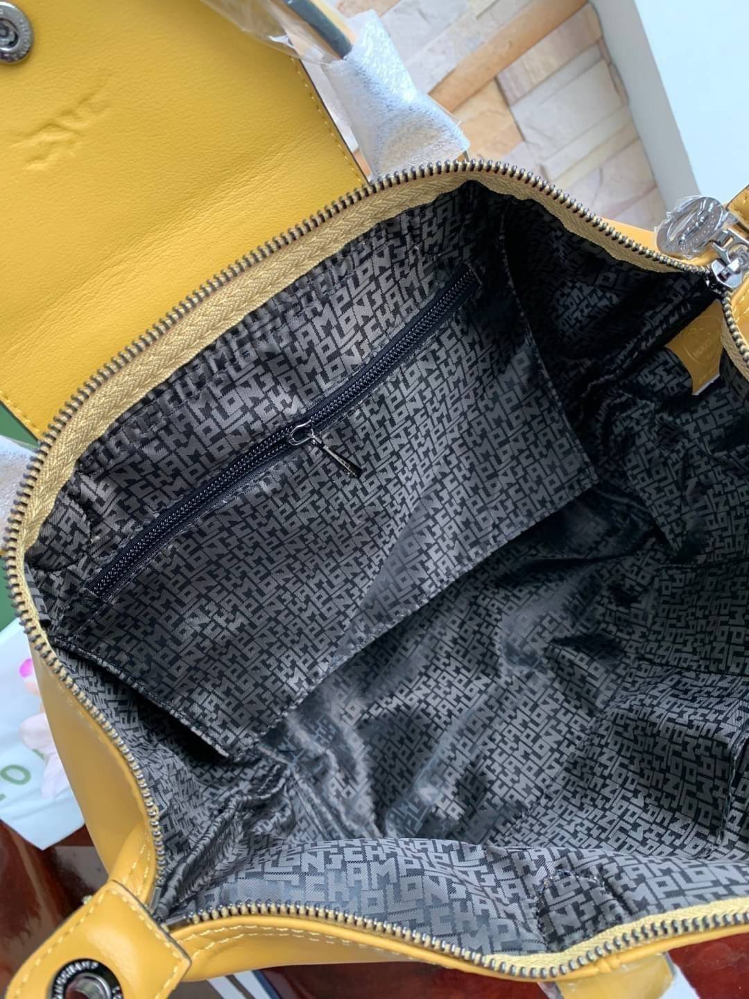 Longchamp LE PLIAGE CUIR TOP HANDLE BAG S เรียกว่าเป็นกระเป๋าอีกหนึ่งรุ่นที่ไม่ว่ายังไงก็ฮอตฮิตและติดเทรนด์ตลอดไม่เคยเปลี่ยนกับ ทรง Le Pliage Cuir หนึ่งในตระกูลกระเป๋าสุดไอคอนิกจากแบรนด์ เมื่อรุ่น Le Pliage Cuir ในรูปแบบของหนังแกะ Metis ได้ถือกำเนิดขึ้นใน