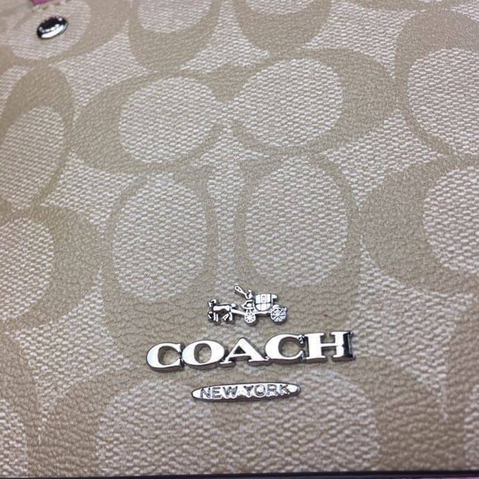Coach Mini Sierra Signature กระเป๋าถือทรงโดม ภายในกว้างสามารถใส่กระเป๋าเงินเล็ก และมือถือได้ และยังมีช่องซิปเล็ก 1 ช่อง ด้านหลังมีกระเป๋าเล็กเก็บบัตร 1 ช่อง ใครยังไม่มีพลาดไม่ได้แล้วนะคะ