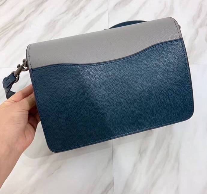 OUTLET 】COACH Tabby Shoulder Bag พร้อมส่งที่ไทย A modern take on an archival 1970s Coach design, our structured Tabby shoulder bag is crafted in polished pebble leather. Finished with our Signature hardware for an iconic touch, the versatile silhouette fe