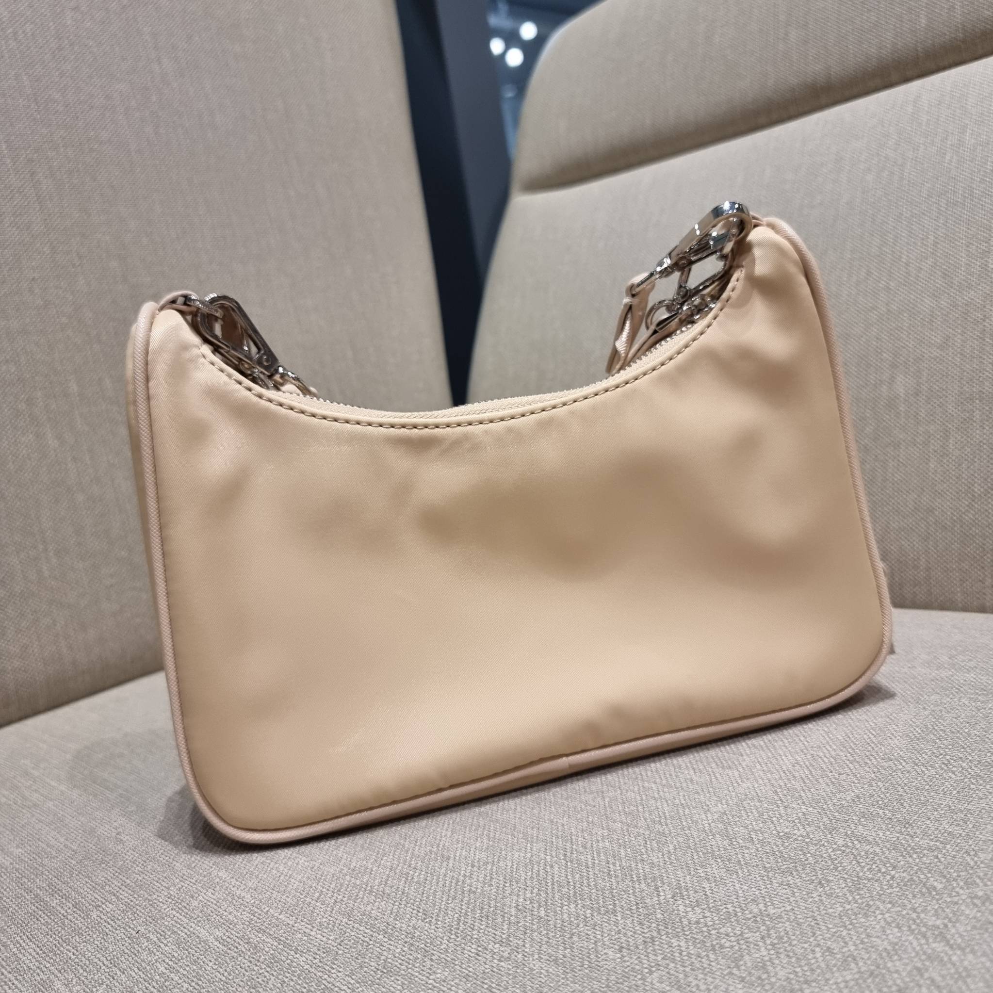 VIP 🥂 PRADA RE-EDITION 2005 RE-NYLON SHOULDER BAG ไอเท็มสุดปัง ที่ฮิตตลอดกาลไม่ว่าจะปีไหนๆ จัดให้ครบทั้งสีขายดีและสีใหม่ล่าสุด ที่สายคุณหนูห้ามพลาด!! กับกระเป๋าสะพายทรงคลาสสิค เหมาะเป็น everyday bag มากๆ วัสดุผ้าไนล่อนคุณภาพ พร้อมใบลูก ไว้ใส่เหรีย