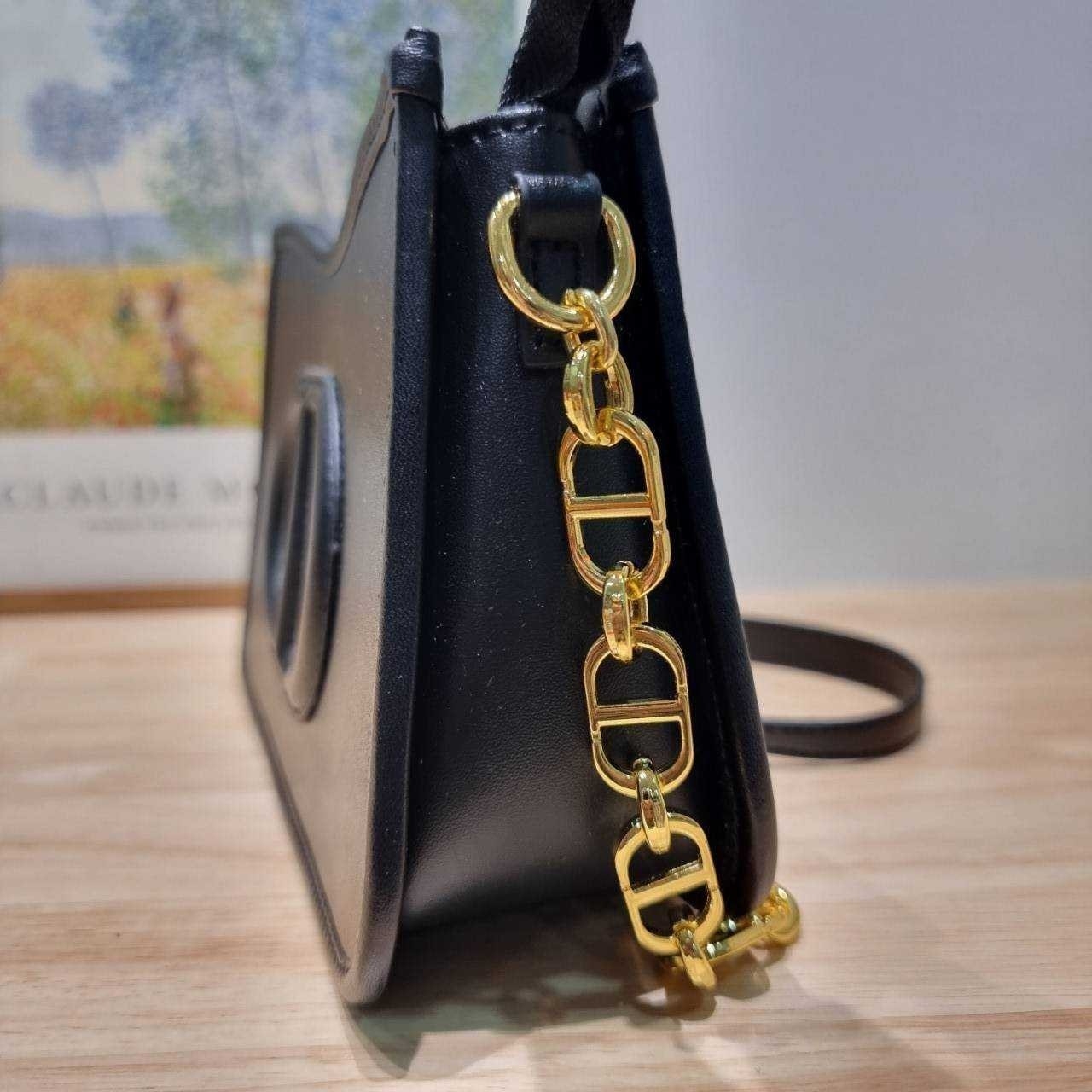 CD SIGNATURE HOBO MINI BAG กระเป๋าสะพายซิกเนเจอร์ โดดเด่นด้วยโลโก้เอกลักษณ์ เกรดออริ 1:1 ใช้งานต่างประเทศได้