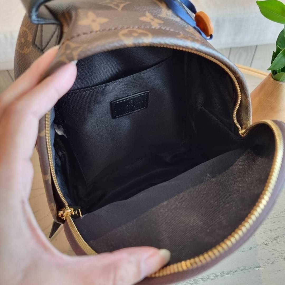 LV Backpack Size Small | สายสะพายเล็ก ถอดได้ LV palm springs New in!! เข้าแล้วกับไอเท็มยอดฮิต หรูหราพร้อม box set สุดสวย ที่สุดของความคุ้มค่า LV palm springs กระเป๋าแบ็คแพ็ค มาให้เลือก 2 ไซส์ ขายดี วัสดุหนังแคนวาสคุณภาพดี มีช่องซิปแบ่งสัดส่วน ใบเล็กสายวะพ
