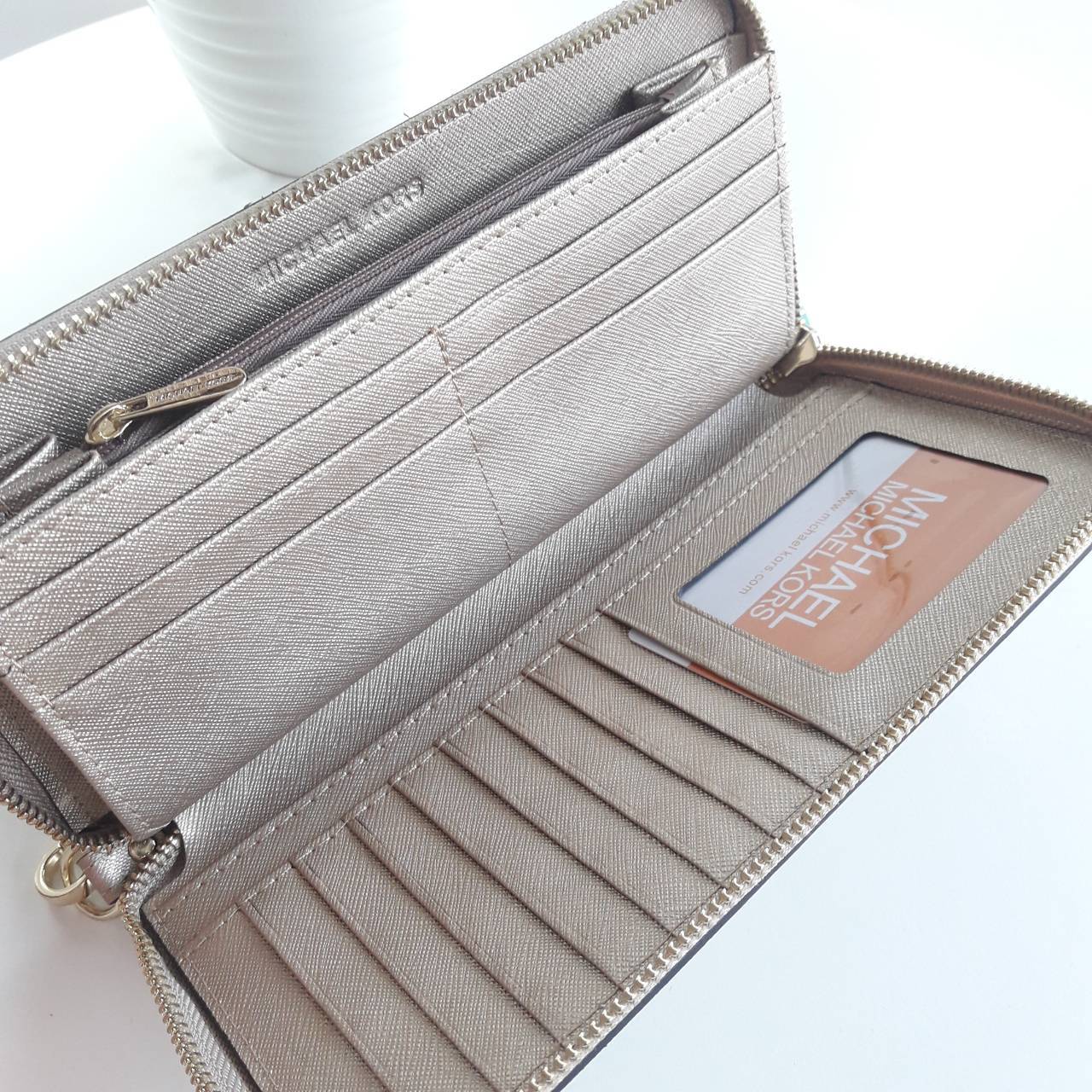 Best seller! งานขายดี รุ่นใหม่คะ Michael kors saffiano Wallet กระเป๋าสตางค์ใบยาว หนัง Saffiano ซิปรอบ สวยหรู มาก อะไหล่ปั้มโลโก้แบรนด์ ด้านในมีช่องใส่บัตร เยอะม้ากกก อีกด้านมีช่องแบงค์+ซิปใส่เหรียญ จุของได้เยอะจริงๆคะ ใส่ iphone 6+ ได้ สวยหรูดูดี อุปกรณ์ค