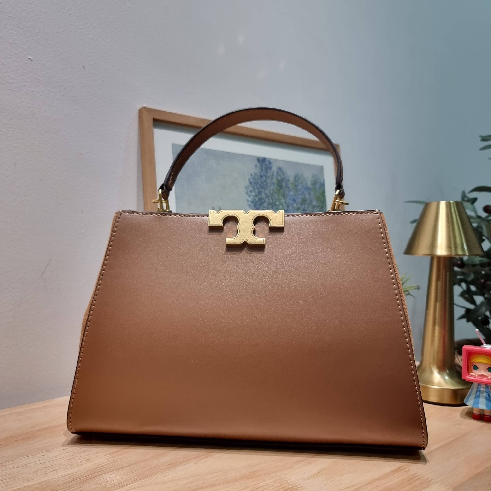 TORY BURCH ELEANOR SPAZZOLATO SATCHEL ใหม่และดูดีเกินต้าน กับกระเป๋าถือทรงสวย ใบใหญ่ ดีไซน์ผู้ดีเรียบหรู ถือขับผิวไปเลยทุกสี สวยคม มาพร้อมหูจับในตัว