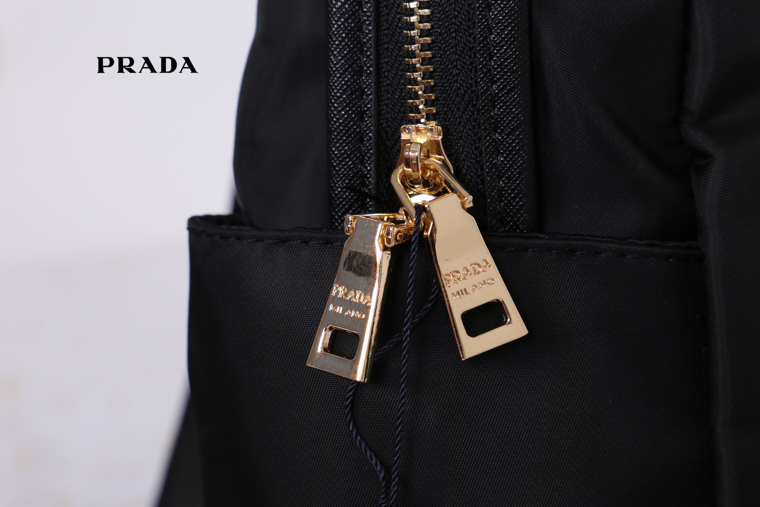 Prada Nylon Backpack สินค้า Premium gift วัสดุผ้า Nylon คุณภาพดี วัสดุอะไหล่ทองสวยหรู น่าใช้ ดีไซน์คลาสสิค ด้านหน้ามี 1 ช่อง มีตัวล๊อก ตัวช่องสามารถใส่ Ipad ได้ ด้านข้างมีช่องใส่ของจุกจิกได้ทั้งสองฝั่ง รุ่นนี้เปิดปิดแบบซิป ด้านในโล่งกว้าง จุของได้เยอะเลยค