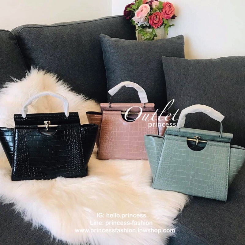 New arrival!! CHARLES & KEITH CROC-EFFECT TRAPEZE BAG กระเป๋าสะพายรุ่นใหม่ล่าสุด วัสดุหนังเรียบเงาสวย นิ่ม น้ำหนักเบา อะไหล่เงิน เปิดปิดกระเป๋าแบบกดล็อก ด้านในโล่งกว้างมีช่องซิปสำหรับใส่ของ ใส่กระเป๋าสตางค์ใบยาว Iphone+ได้ทุกรุ่น มาพร้อมสายสะพายยาวถอด-ปรั