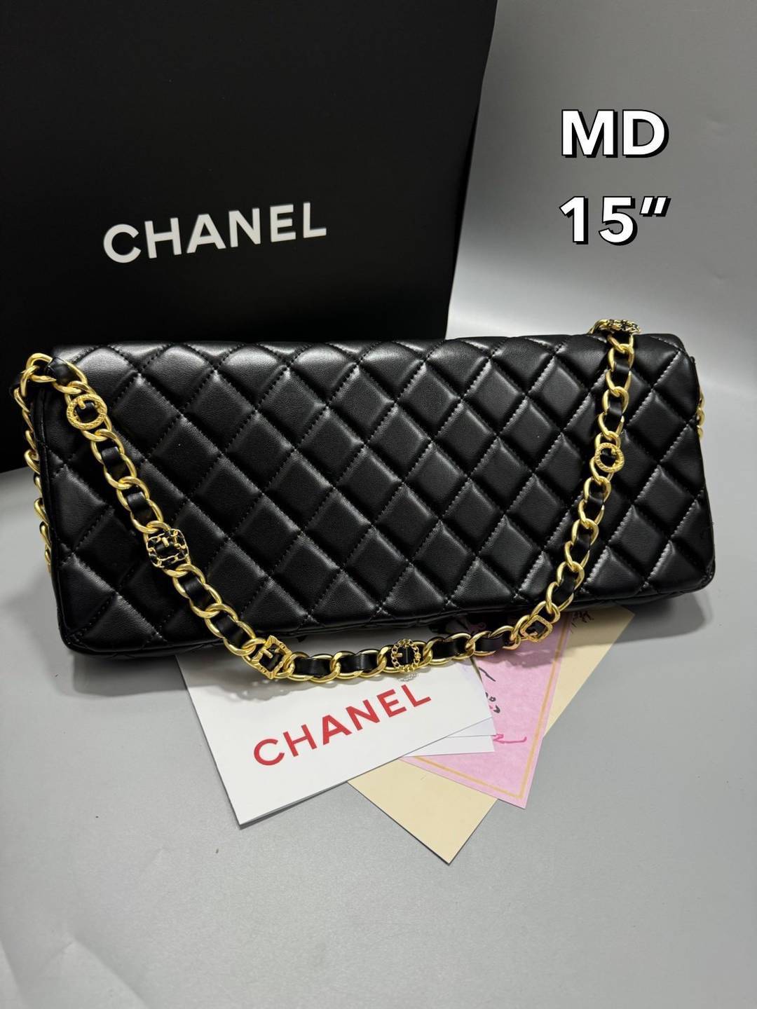 CHANEL Clutch Flap Bag กระเป๋าสะพายทรงคลาสสิค ไซส์ยาวพิเศษ หนังเรียบเงาผิวสัมผัสนุ่มลื่นมาก สวยหรูดูแพง ถือเป็นคลัชหรือสะพายไหล่ได้เก๋ๆ ใช้ยังไงก็ดูหรู ด้วยดีไซน์เฉพาะตัว ใบจริงสวยคมมาก