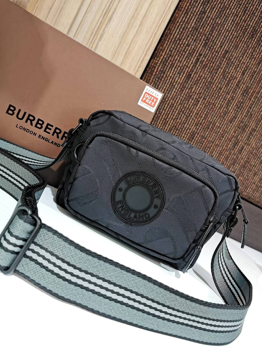 BURBERRY FRAGRANCES MONOGRAM CROSSBODY BAG VIP GIFT WITH PURCHASE (GWP) พรีเมี่ยมกิ๊ฟ Limited จากน้ำหอม BURBERRY 100% POLYAMIDE (Nylon & Canvas) ลาย Monogram น้ำหนักเบา มีโลโก้ด้านหน้าเปิดปิดด้วยซิปหัวซิปแบรนด์ ด้านหน้ามีช่องซิป ด้านหลังมีช่องใส่ของ ภายใน