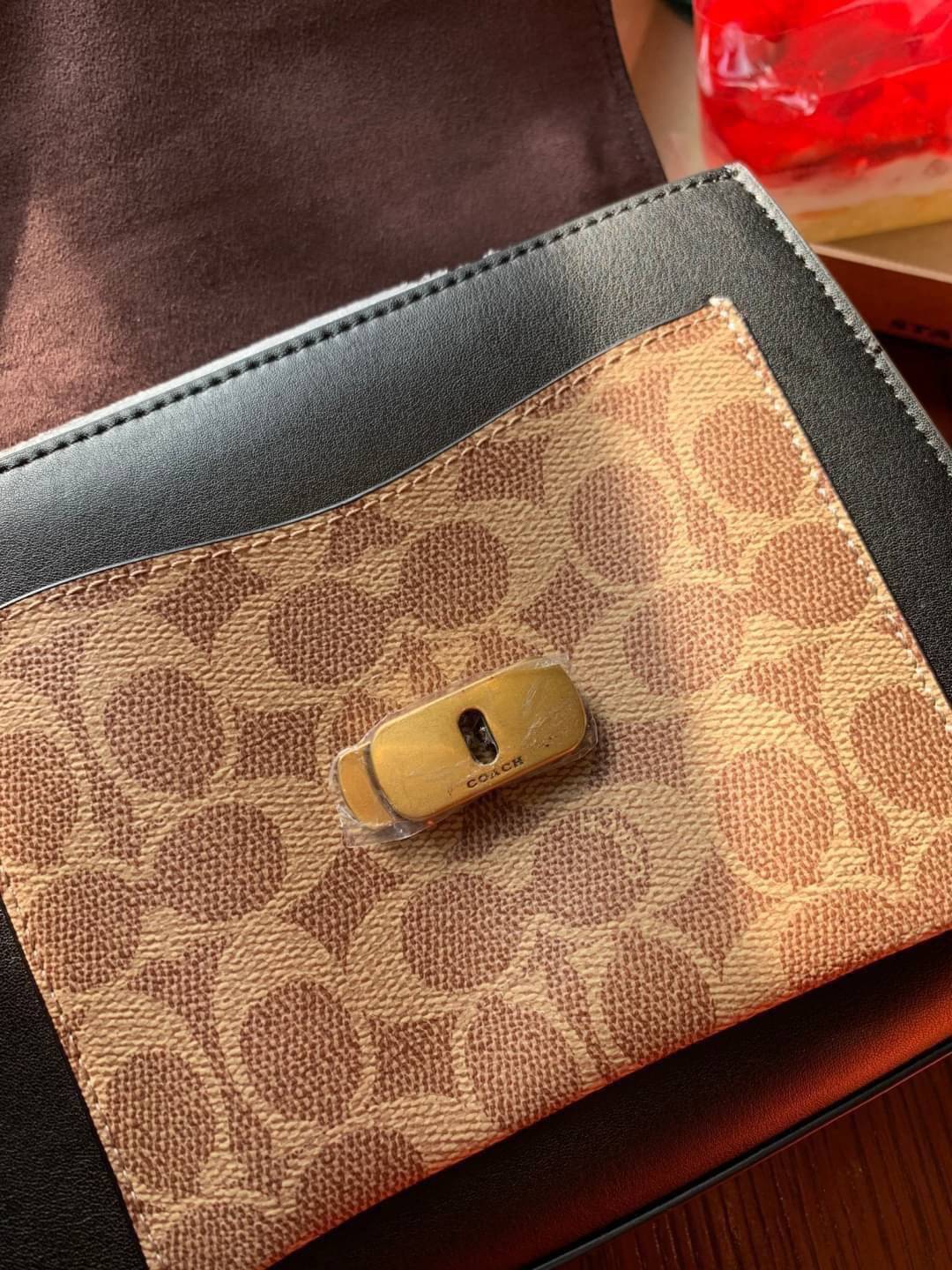 OUTLET 】COACH TABBY TOP HANDLE 20 LEATHER BAG หรูหรามากๆค่ะ สินค้าแนะนำ!! กระเป๋าถือ//สะพายข้างได้ วัสดุหนังแท้อย่างดี หนึ่งใบทำหนัง2แบบได้อย่างลงตัว สวยงาม มีอะไหล่ตัวC ใหญ่ด้านหน้าโดดเด่นหรูมากๆค่ะ 🔺เปิดปิดแบบกดล็อค ภายในมี2ช่องสำหรับใส่ของ สามา