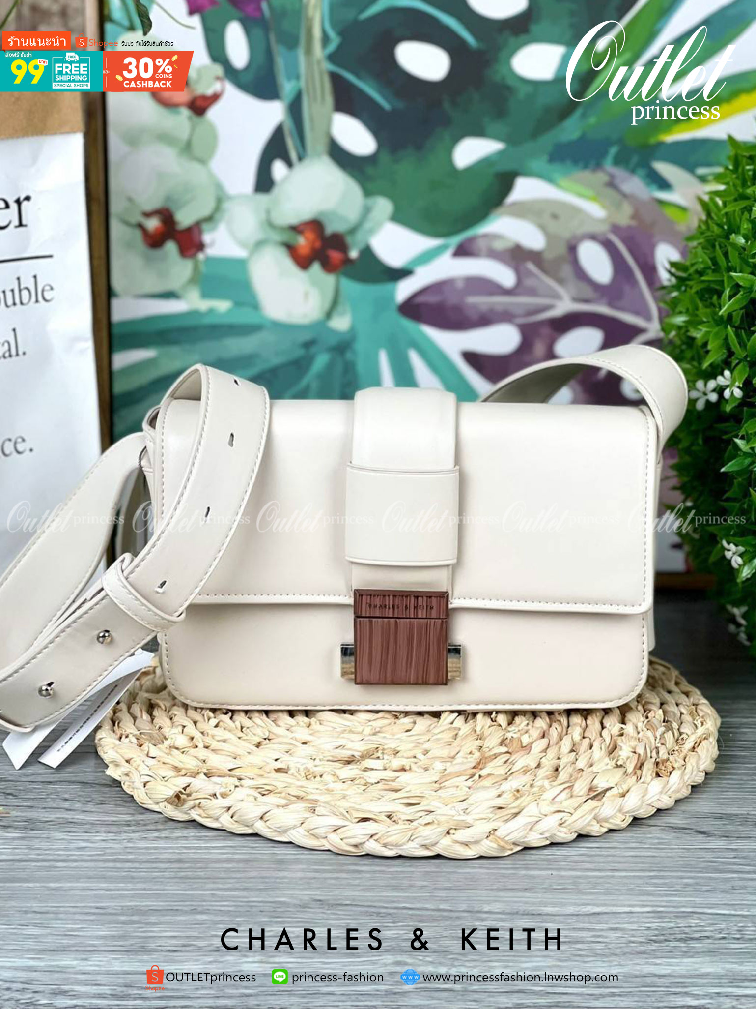 Charles & Keith Front Flap Push Lock กระเป๋าสะพายข้างทรงสวย จุดเด่นที่อะไหล่ลายไม้ตรงตัวเปิดปิด น้ำหนักเบา ด้านหลังมีช่องใส่ของได้ เปิดปิดแบบตัวกดล็อก ด้านในจุของได้พอสมควร เช่น iPhone 12 Pro Max กระเป๋าเงินใบกลาง/สั้นเป็นต้น สายสะพายยาวปรับสายได้ (ถอดสาย