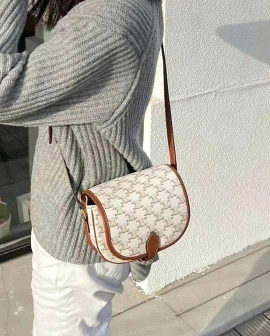 CELINE MEDIUM FOLCO BAG IN TRIOMPHE CANVAS หากใครที่กำลังมองหากระเป๋าสะพายข้าง ขนาดกะทัดรัด และเรียบหรู ต้องใบนี้เลยค่ะ เป็นกระเป๋าเปิดปิดแบบแบบฝาผับที่มีรูปทรงโค้งและที่ล็อกรูปทรงคล้ายเข็มขัด อีกทั้งยังสะท้อนความสวยสไตล์สาวปารีสได้อีกด้วย ด้านในของรุ่นนี