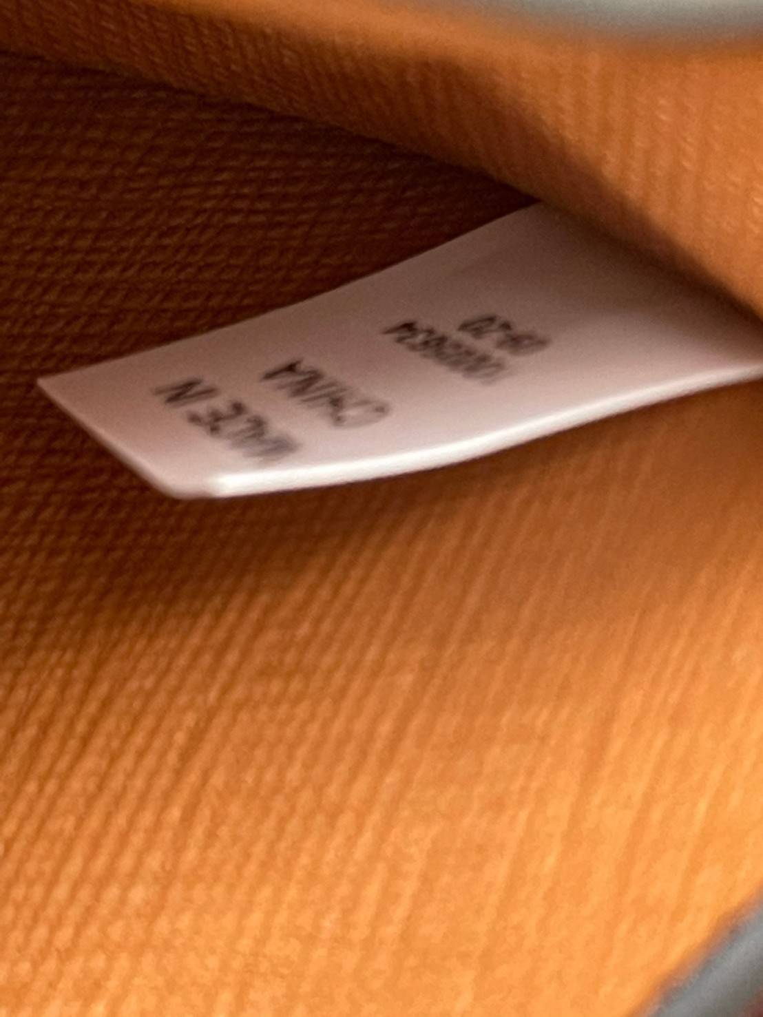 Tory burch walker accordion card case ให้ลุคสาวเรียบร้อย ใส่การ์ดหรือนามบัตรได้ ดีไซน์เรียบง่าย สาว ๆ คนไหนอยากได้กระเป๋าที่ทำมาจากหนังแท้ต้องรุ่นนี้เลยค่ะ ตัวกระเป๋ามีความทนทานและใช้งานได้นานหลายปี ไม่ต้องเปลี่ยนแบบบ่อย ๆ อีกทั้งยังมีขนาดกะทัดรัดพอเหมาะก