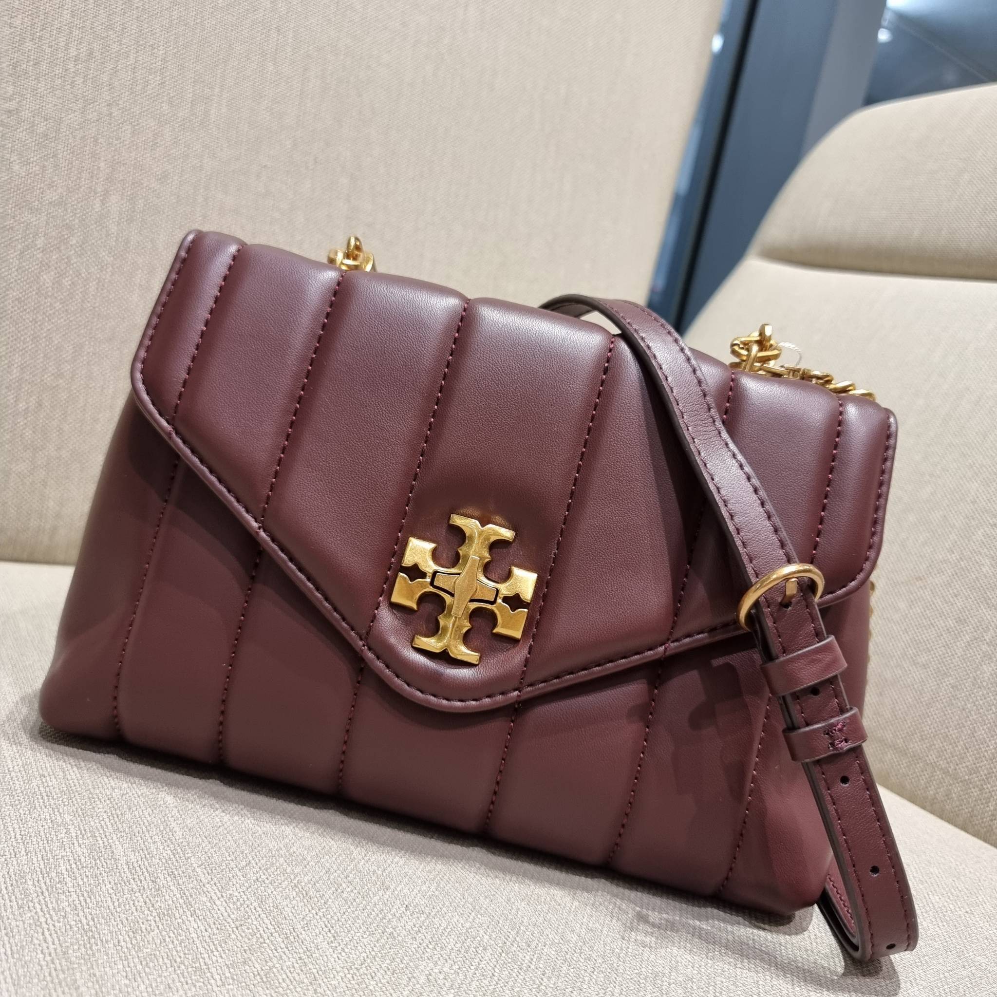 TORY BURCH KIRA QUILTED SMALL SATCHEL มาแล้วด่วนๆ!! กับคอลที่ปังไม่ไหว พร้อมเสิร์ฟสีคลาสสิค กระเป๋าถือ/สะพาย ทรงสวย สะพายคล่องตัว หนังแท้ ดีไซน์บุนวม เส้นคมสวยหรู วัสดุหนังแกะ สัมผัสดีงาม นิ่มมือ เปิด-ปิดด้วยอะไหล่บิดล็อค ภายในเป็นช่องโล่ง มีช่องซิป ใส่ขอ