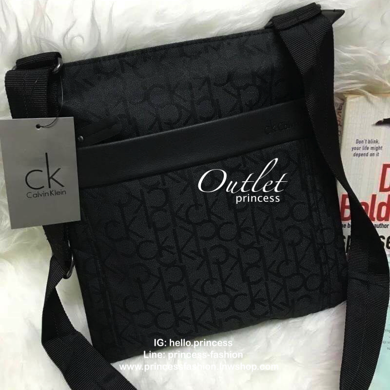 CALVIN KLEIN JEANS CROSSBODY BAG กระเป๋าสะพาย Ck Jeans รุ่นLimited Edition จาก Calvin Klein Jeans วัสดุ Canvas + Polyester 100% คุณภาพดีเนื้อหนาพิมพ์ลาย Ckรอบใบ ด้านหน้ามีโลโก้ Calvin Klein พร้อมช่องซิป1ช่อง เปิดปิดด้วยซิปเดียว ภายในมีโลโก้เเละช่องซิป ขนา