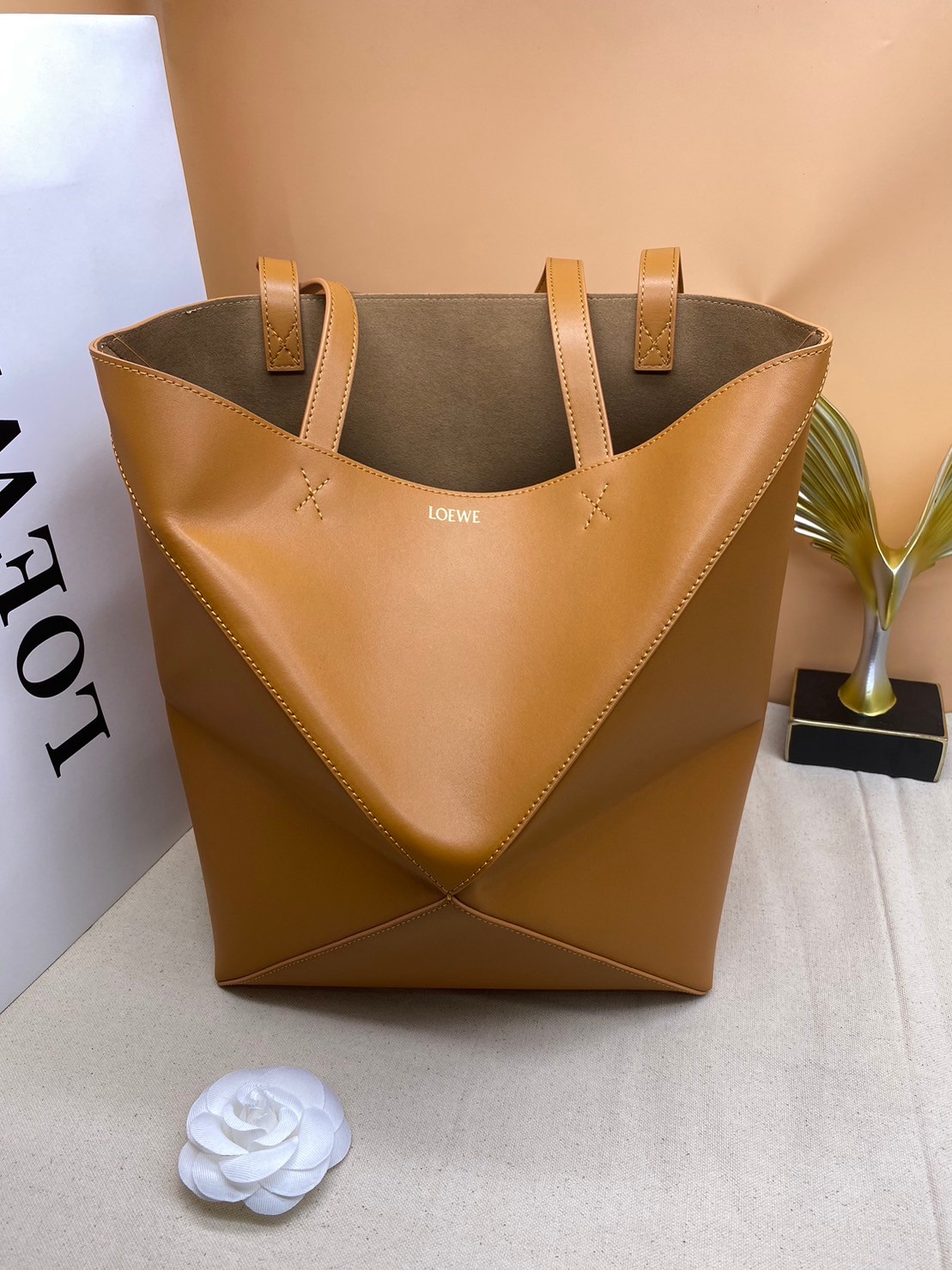 LOEWE Puzzle Fold Tote in shiny calfskin / LOEWE TOTE BAG 27cm พร้อมส่ง กระเป๋าทรงโท้ทใบใหญ่ ใช้งานง่ายเรียบหรู จุของได้เยอะ หนังเรียบสวยอยู่ทรงมาพร้อมสายสะพายยาวถอดได้ พับเก็บได้เป็นเอกลักษณ์