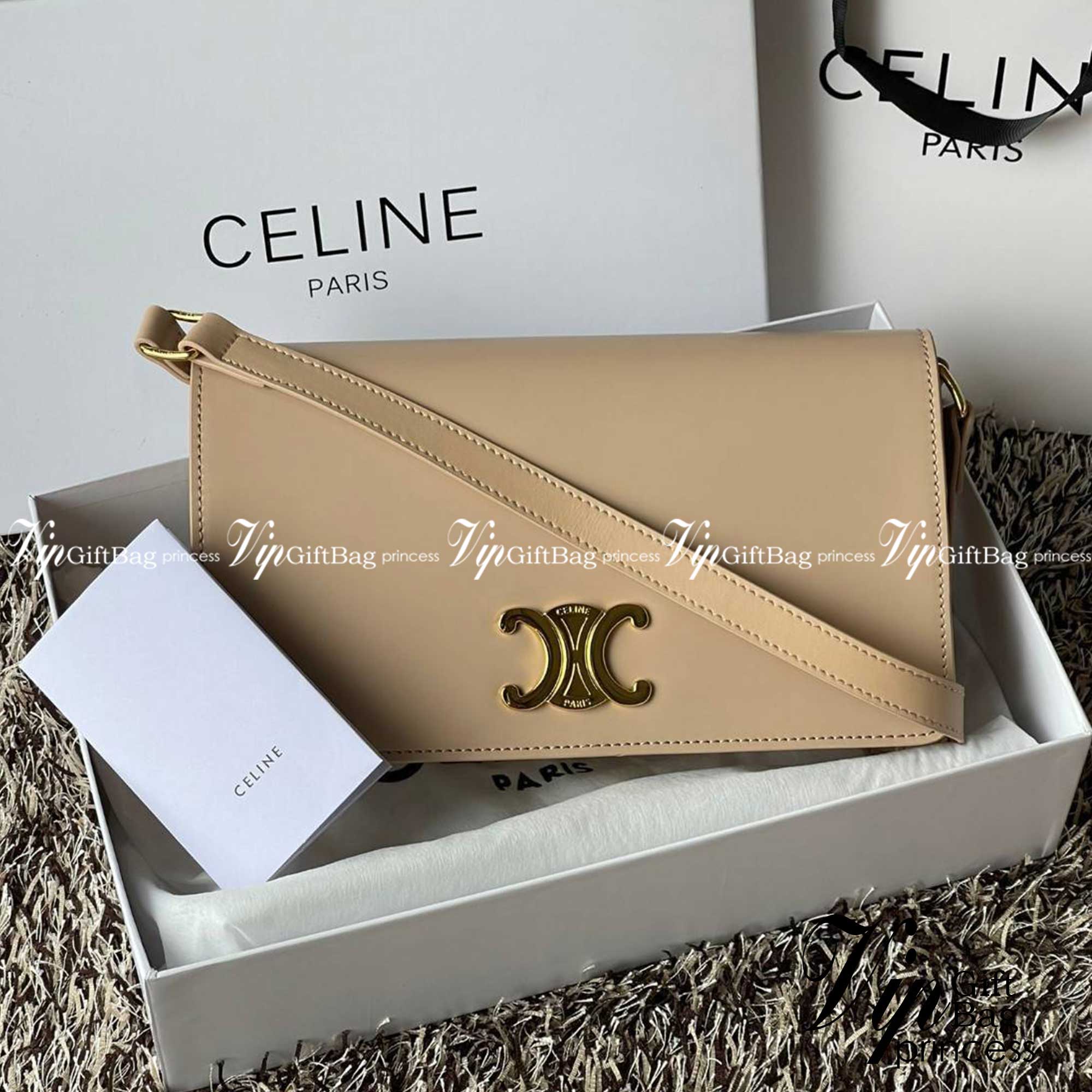 CELINE TRAPEZE TRIOMPHE BAG ดีไซน์เรียบหรู Timeless โดดเด่นมีเอกลักษณ์ ใช้ได้หลายโอกาส แมทช์กับการแต่งตัวง่าย จึงครองใจสาว ๆ ได้ไม่ยาก โดยเป็นกระเป๋าสะพายไหล่ที่อัดแน่นด้วยกลิ่นอายความคลาสสิกและหรูหราตามแบบฉบับของ Celine ด้านหน้าตกแต่งด้วยโลโก้สีทองโดดเด่