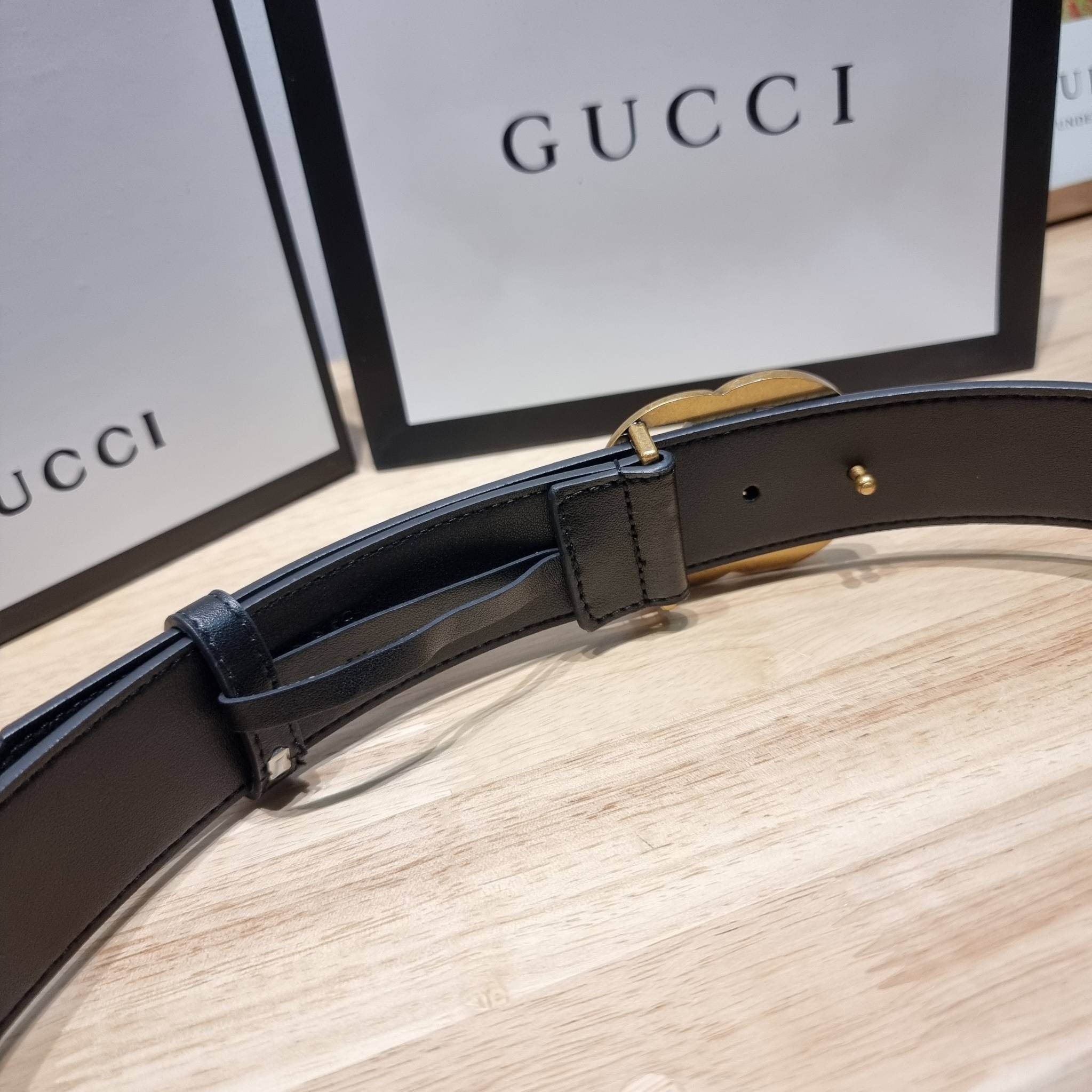 GUCCI BELT / GG belt 3.5cm เข็มขัดสีดำสุดคลาสสิค รุ่นโลโก้ ใหญ่ เรียบง่าย ผู้ดี เป็นซิกเนเจอร์ ด้วยดีไซน์ double buckle อะไหล่สีทองวินเทจ ทำให้ใช้งานเป็น everyday use ได้เลย วัสดุหนังสวย พร้อมออริจินัล box ที่สุดของการคอมพลีทลุทด้วยเข็มขัดเส้นนี้เส้นเดียว