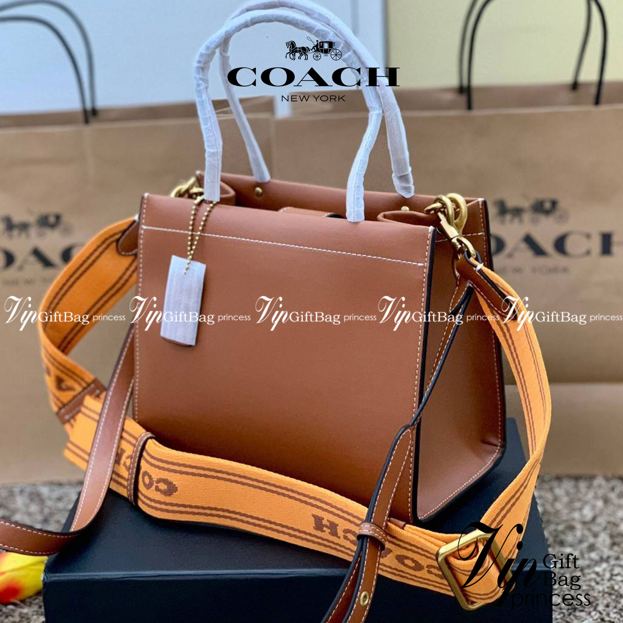 สินค้าออกใหม่ยังไม่ช้อปเข้าไทยจ้าา พร้อมส่งที่นี่ที่เดียว แค่สายสะพายก็คุ้มแล้วจ้าา! COACH CASHIN CARRY TOTE ((C8544)) พร้อมส่งที่ไทย สวยก่อนใครรับสงกรานต์นี้ค่าา! กระเป๋าทรงTote หนังแท้เรียบ นิ่มสวยงามค่ะ