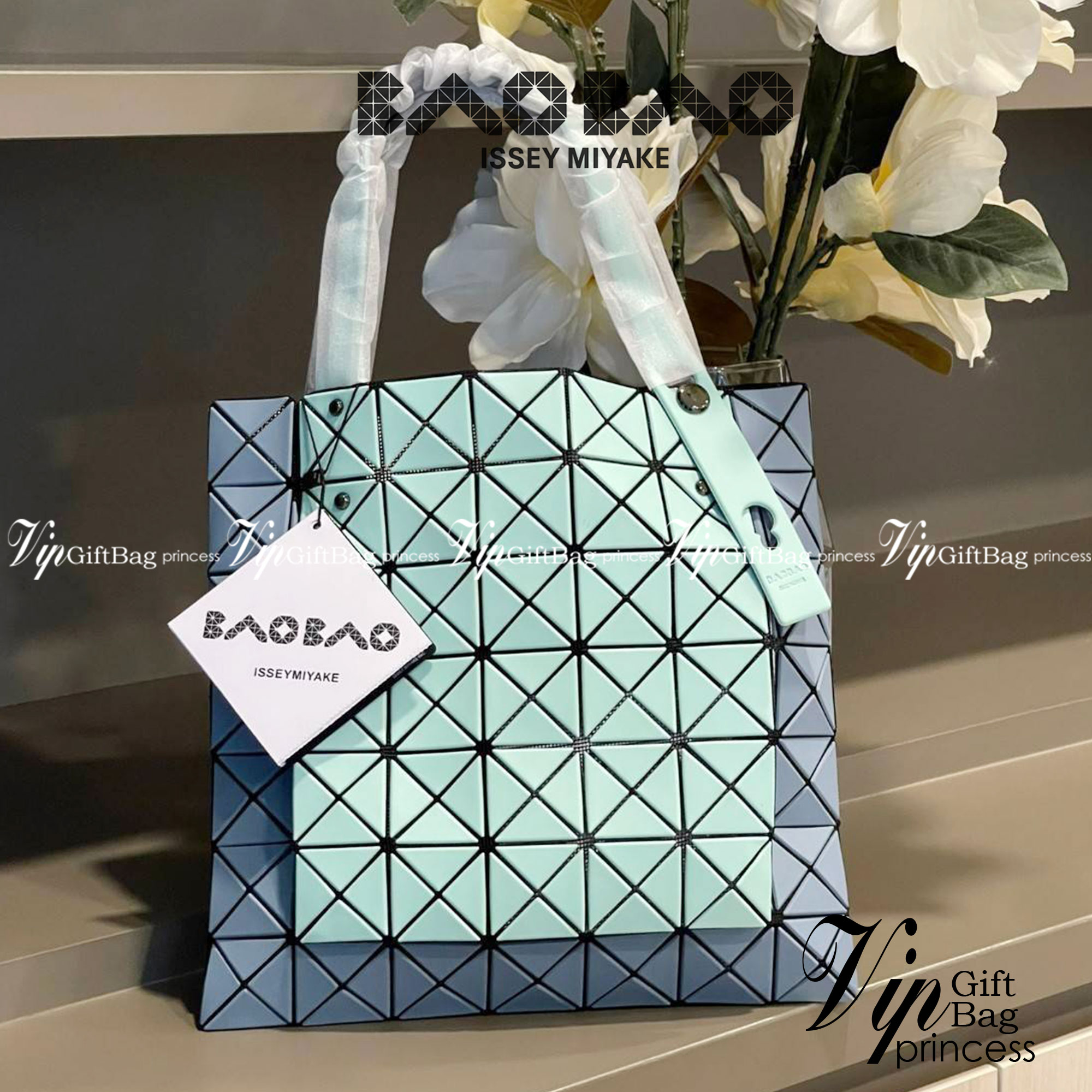Baobao Issey Miyake Prism Kangaroo tote bag กระเป๋าถือทรงโท้ทที่ประดิษฐ์ขึ้นอย่างเชี่ยวชาญในญี่ปุ่น มาพร้อมแผงเรขาคณิตสำหรับการออกแบบที่ได้รับแรงบันดาลใจจากกระดาษพับ ซิลลูเอทอันเป็นเอกลักษณ์นี้ปิดท้ายด้วยสายรัดแบบอสมมาตร มีการพัฒนาโครงสร้างทรงสามเหลี่ยมเพ