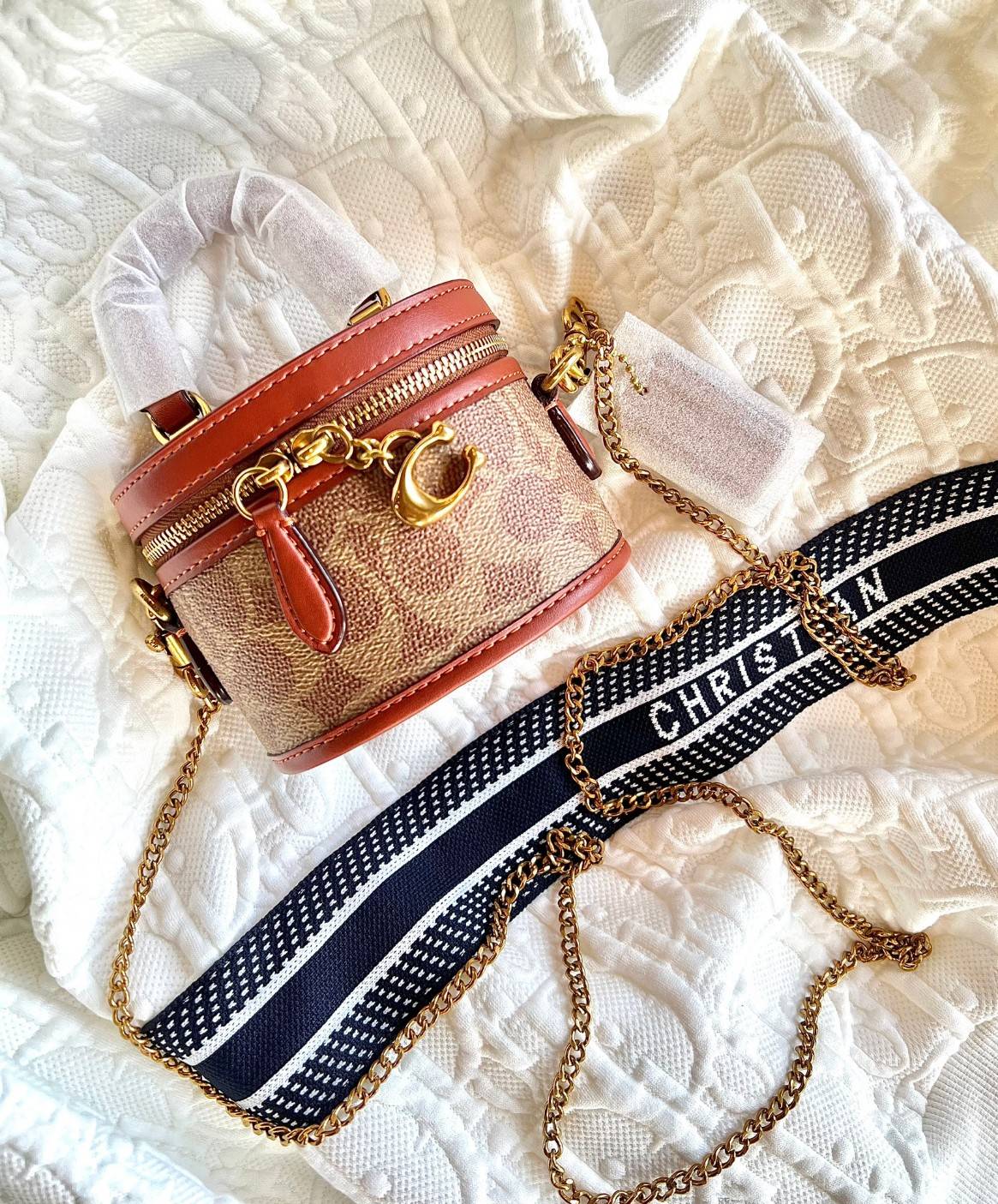 COACH TRAIL CROSSBODY 12 IN SIGNATURE CANVAS CE768 // CE769 มอบเป็นของขวัญปีนี้ รุ่นนี้ต้องเข้าแล้วล่ะคะ พร้อมส่งที่ไทยจำนวนจำกัด! ได้ล๊อตเปิดตัวราคาดีสุดมาค่ะ🎁มอบทันใช้ในช่วงเทศกาลปีใหม่นี้กันค่าา สวยไร้ที่ติ ✔️กระเป๋าใส่ของจำเป็นจุกจิก หน