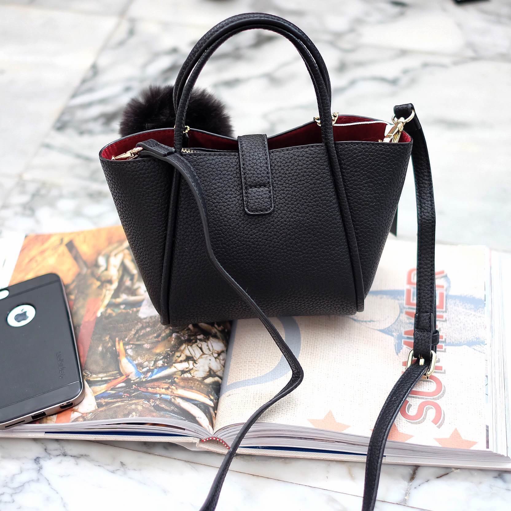 รุ่นมาใหม่ everyday keep handbag 👑สวย หรู เวอร์วัง อีกแล้วค่า 👍 กระเป๋า ถือ//สะพายข้าง หนังสวยๆ มาพร้อมพวงกุญแจ ปอมปอม ฟรุ้งฟริ้ง น่ารักมาก เข้ากับกระเป๋าคะ ตัวกระเป๋าเป็นหนังวัวสังเคราะห์ อย่างดี เนื้อนิ่มหนา อยู่ทรง มีกระเป๋าเล็กๆด้านในแ