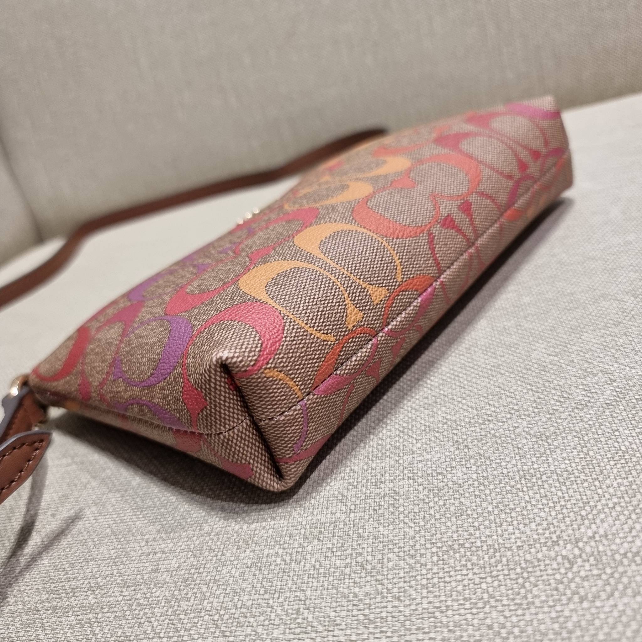 COACH C1653 ZIP TOP CROSSBODY IN RAINBOW SIGNATURE CANVAS คอลเลคชั่นใหม่ ปังและสวยไปอีกหนึ่ง สาวๆตามหาต้องไอเท็มนี้ กระเป๋าสะพายข้าง ใช้งานง่าย สายสะพายในตัว ปรับได้สบายๆ ดีไชน์รูปทรงออกมาคลาสสิค น่าใช้ วัสดุหนังแคนวาส เปิด-ปิดด้วยซิป ภายในเป็นช่องโล่ง มี