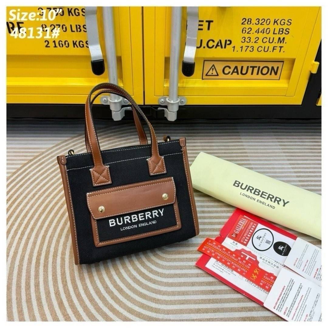 Burberry Freya Canvas Tote Bag Small กระเป๋าสะพายทรงโท้ทใบเล็กกะทัดรัดใช้งานง่าย ดีไซน์ทรงเหลี่ยมสวยอยู่ทรง ด้านหน้ามีช่องใส่ของ ภายในโล่งกว้างจุ หูจับหนังถนัดมือ