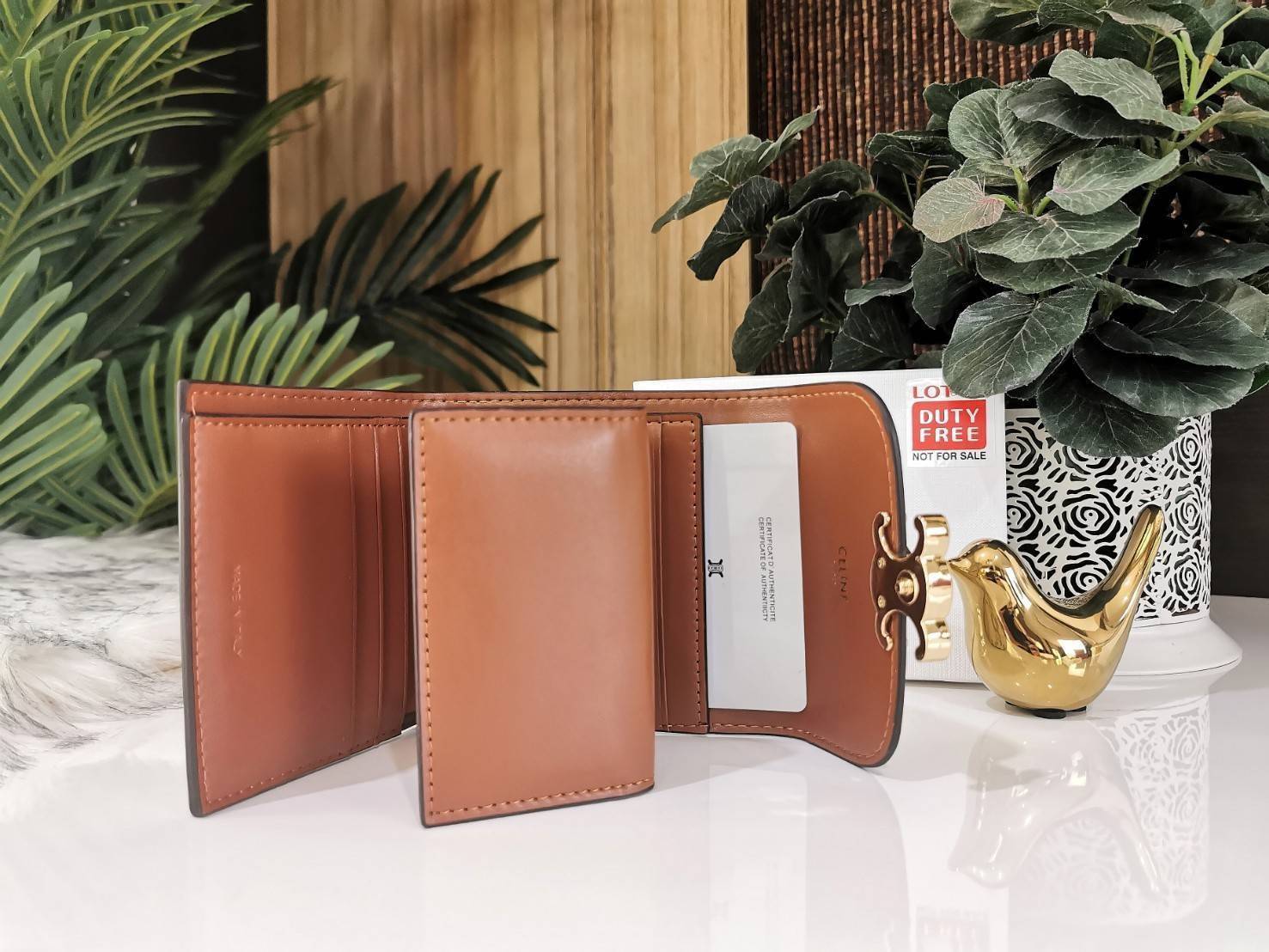 พรีเมี่ยมกิ๊ฟแท้ 100% 】CELINE SHORT WALLET VIP GIFT WITH PURCHASE (GWP) พรีเมี่ยมกิ๊ฟ Limited จาก CELINE HAUTE PARFUME DUTYFREE COUNTER วัสดุ Triomphe Canvas หนังสวยอยู่ทรงปั้มโลโก้ด้านหน้าเปิดปิดฝาพับกระดุม