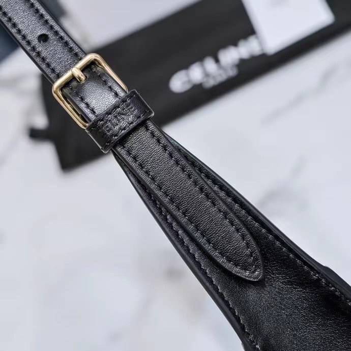 หนังแท้ CELINE SHOULDER BAG CUIR TRIOMPHE IN SMOOTH CALFSKIN ภาพสินค้าถ่ายจากงานขายจริง ใช้งานต่างประเทศได้