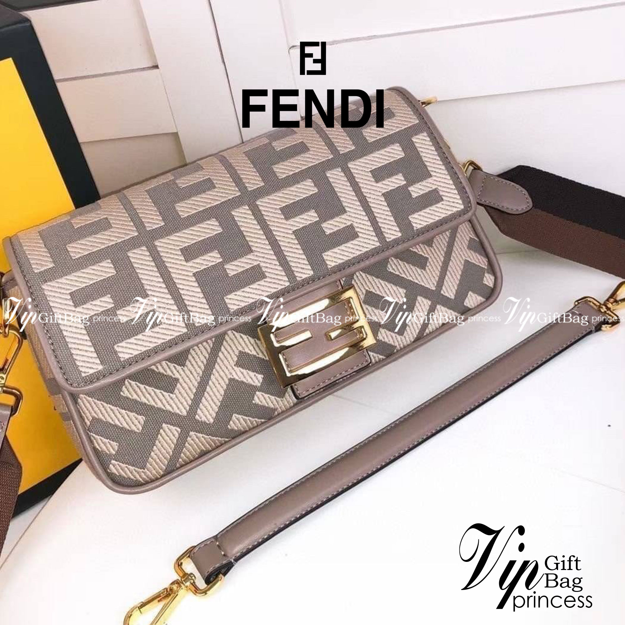 หนังแท้ Fendi Baguette bag in canvas with FF monogram medium กระเป๋าสะพายอันเป็นเอกลักษณ์ งานหนังแท้พร้อมทอลายนูน FF ที่มีการปักแบบทูโทน ตัดแต่งด้วยหนังและประดับด้วยตัวล็อค FF มาพร้อมสาย 2 แบบ สำหรับคล้องแขน และสายครอสบอดี้สีทูโทน ภายในเป็นช่องโล่ง ใส่โทร
