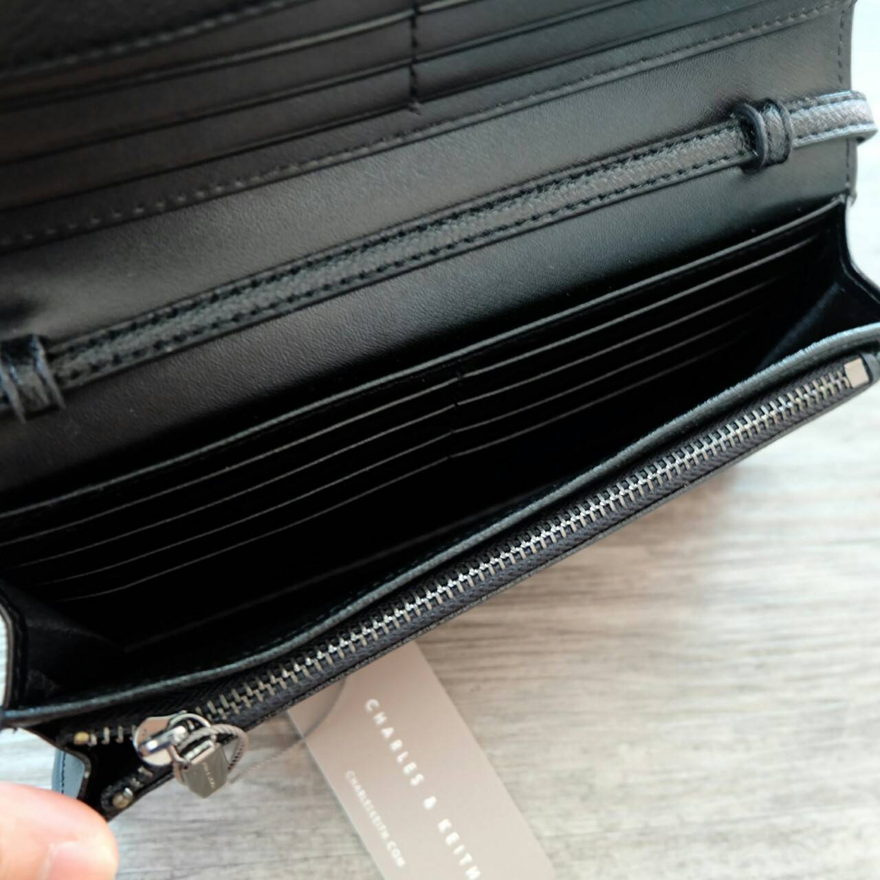 Charles & Keith Metallic Tip Wallet กระเป๋าสตางค์ใบยาว จะสะพาย หรือถอดสายถือเป็น cluth ก็ดูดีได้ค่ะ ภายในมีช่องซิป มีช่องใส่บัตรหลายช่อง และช่องใส่ธนบัตร ด้านหลังมีช่องใส่บัตรอีก 1 ช่องค่ะ มาพร้อมสายสะพายยาว สามารถถอด และปรับได้ 5 ระดับค่ะ