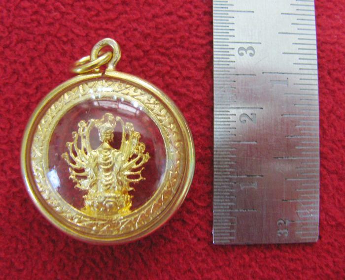 สินค้าหมดค่ะ จี้เจ้าแม่กวนอิมพันมือทรงวงกลมเนื้อทองพ่นทรายล้อมเพชรเลี่ยมทองไมครอนพร้อมใบคาถาค่ะ