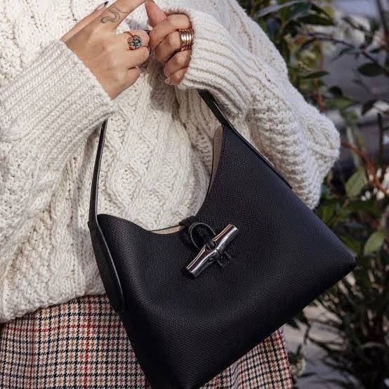 Longchamp ROSEAU Sac porté épaule XS กระเป๋าสะพายไหล่ซึ่งเป็นหนึ่งในแฟชั่นไอเทมที่สาว ๆ ส่วนใหญ่จะต้องมีไว้ใช้งานกันอย่างน้อยคนละหนึ่งใบแน่นอน ใช้งานสะดวก คล่องตัว ทั้งยังมีดีไซน์ให้เลือกหลากหลายตั้งแต่แบบหรูหรา น่ารักสดใส ไปจนถึงเรียบโก้ ให้คุณเลือกหยิบม