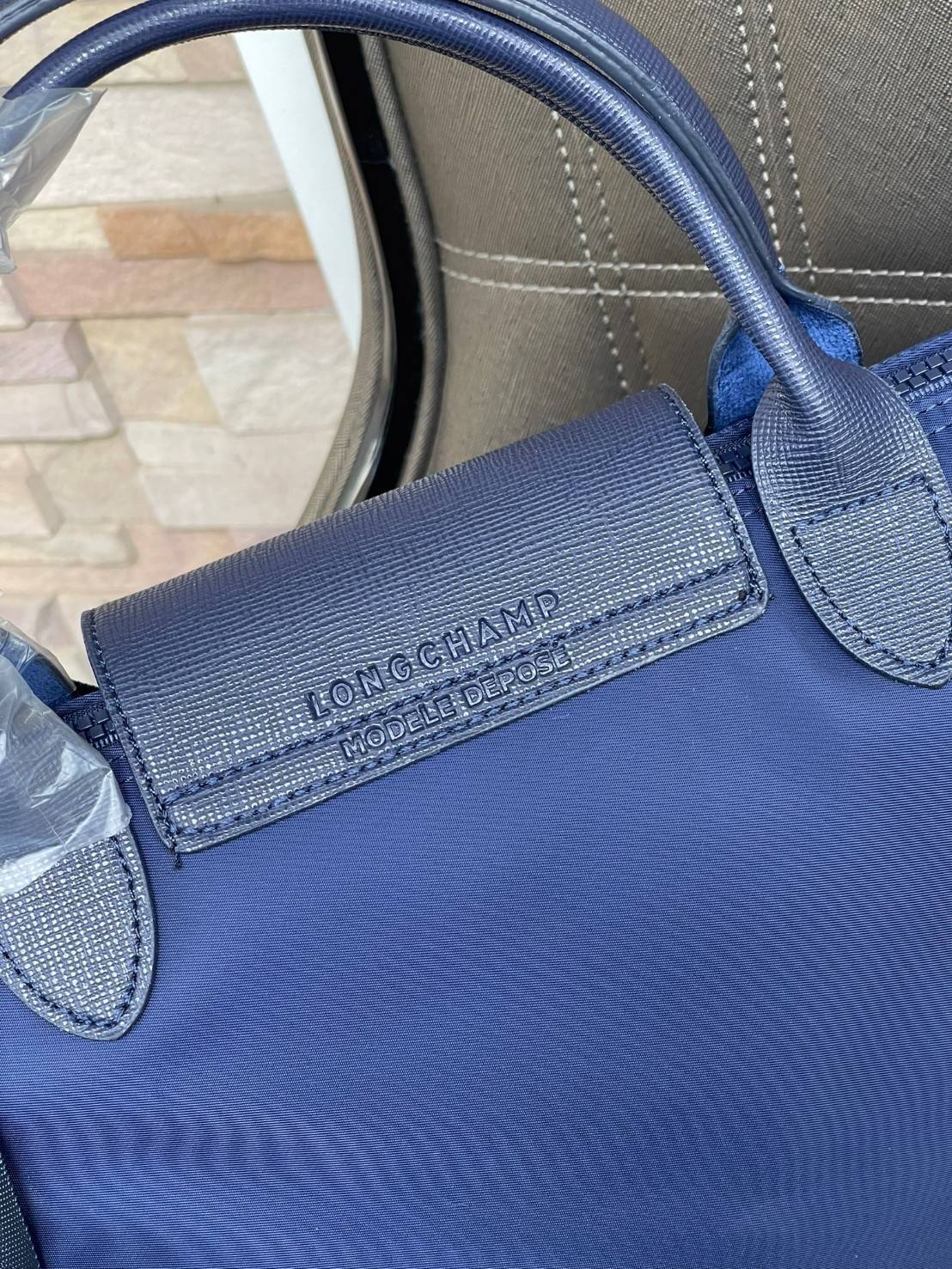 Longchamp Le Pliage Neo Size S มาพบกับกระเป๋ารุ่นยอดนิยม ที่สาวๆ ต้องมีไว้เก็บไว้สักใบ กระเป๋าโท้ทใบนี้ มาพร้อมกับสีที่มีสไตล์เรียบง่าย มีสายสะพายยาวช่วยให้คุณสามารถสะพายไหล่ได้อย่างสบาย ในขณะที่ที่ปิดแบบซิปช่วยให้คุณมั่นใจได้ว่าของด้านในมีความปลอดภัย Le 